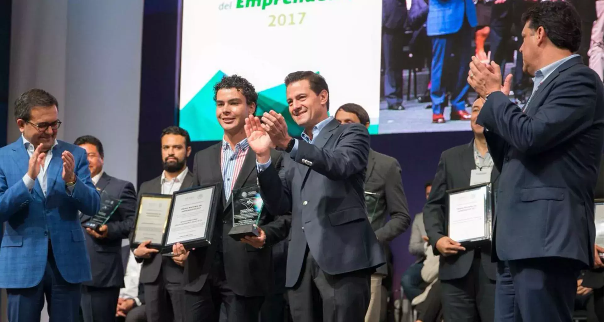 Gana Premio Nacional del Emprendedor por enseñar tecnología a niños