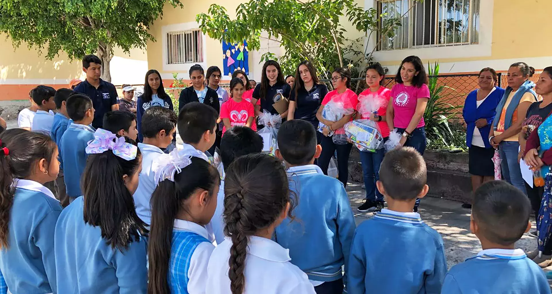 Entrega de útiles en escuela de Celaya, Gto