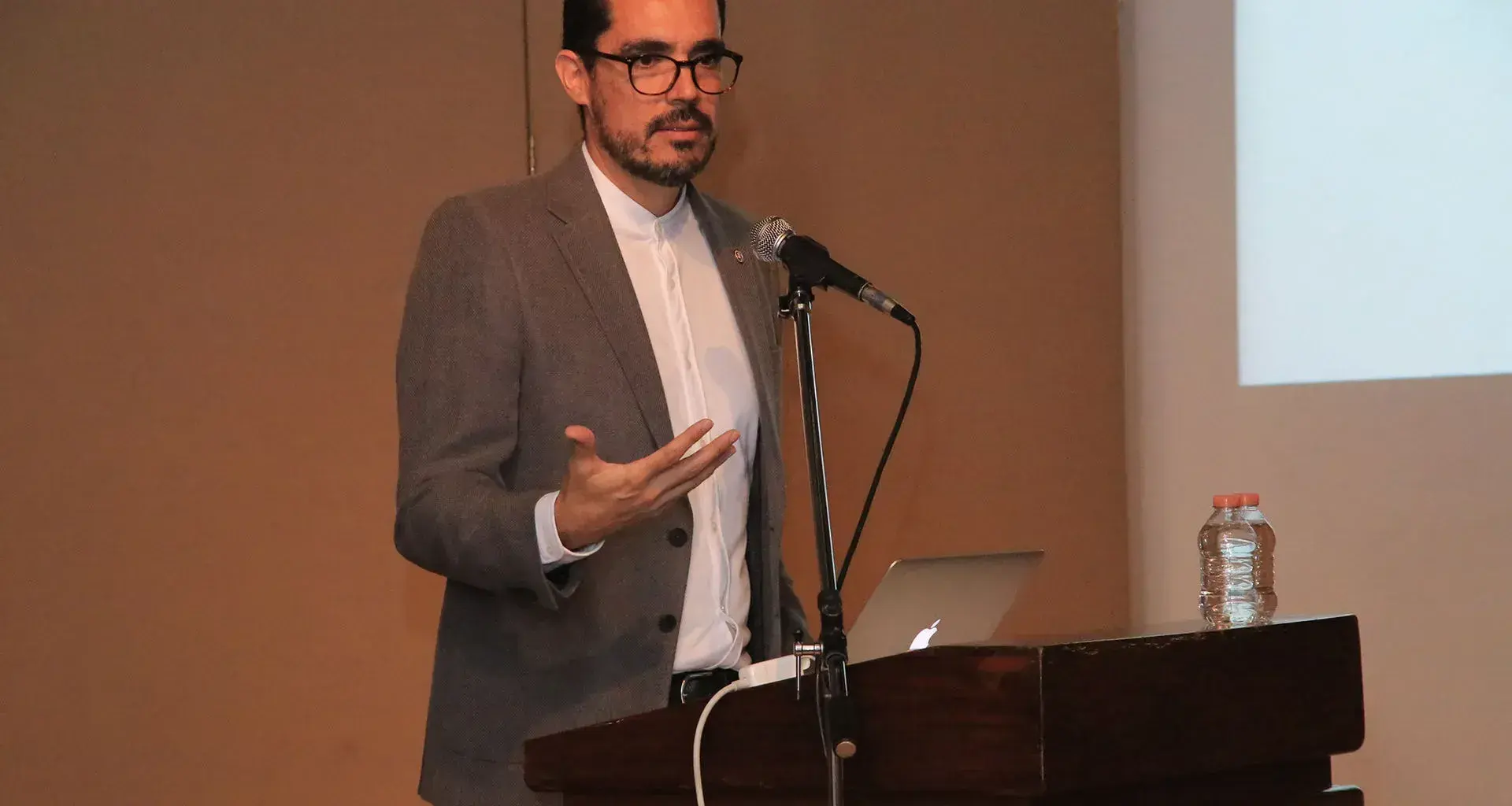 El decano de la Escuela de Arquitectura, Arte y Diseño