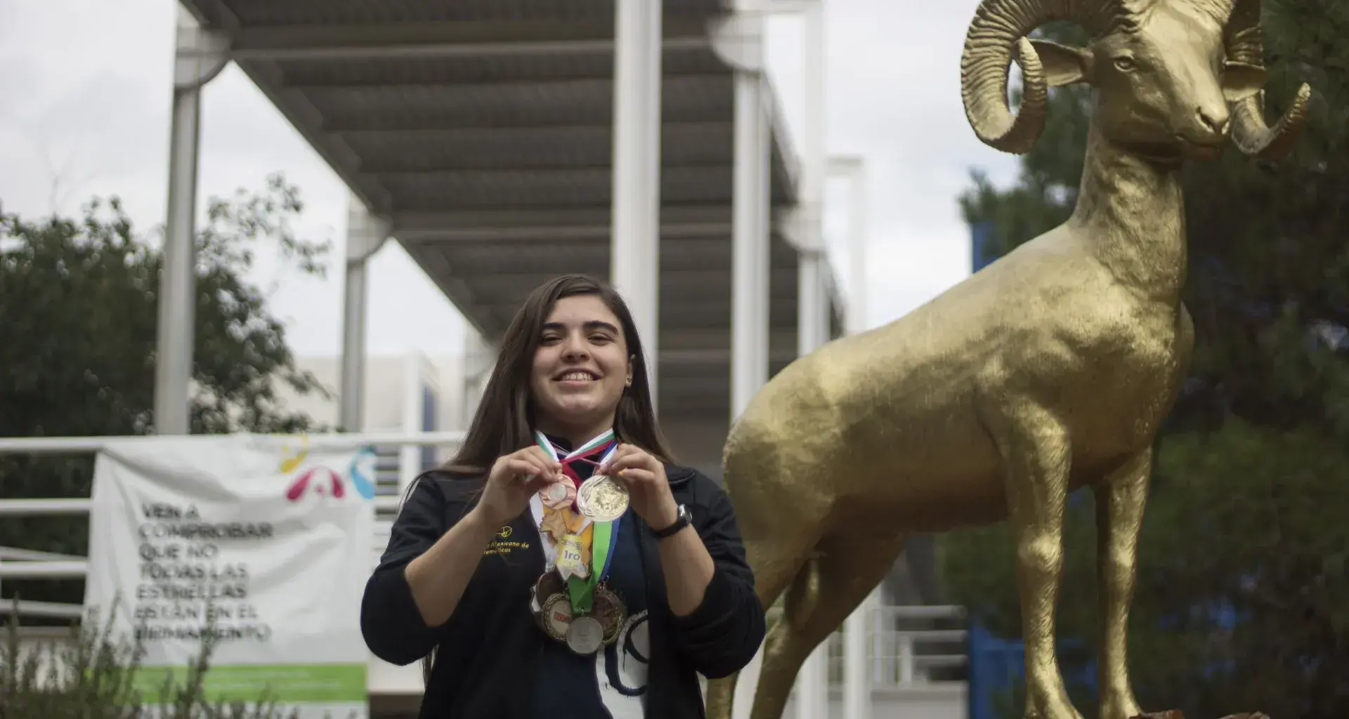 Katia García mostrando sus medallas