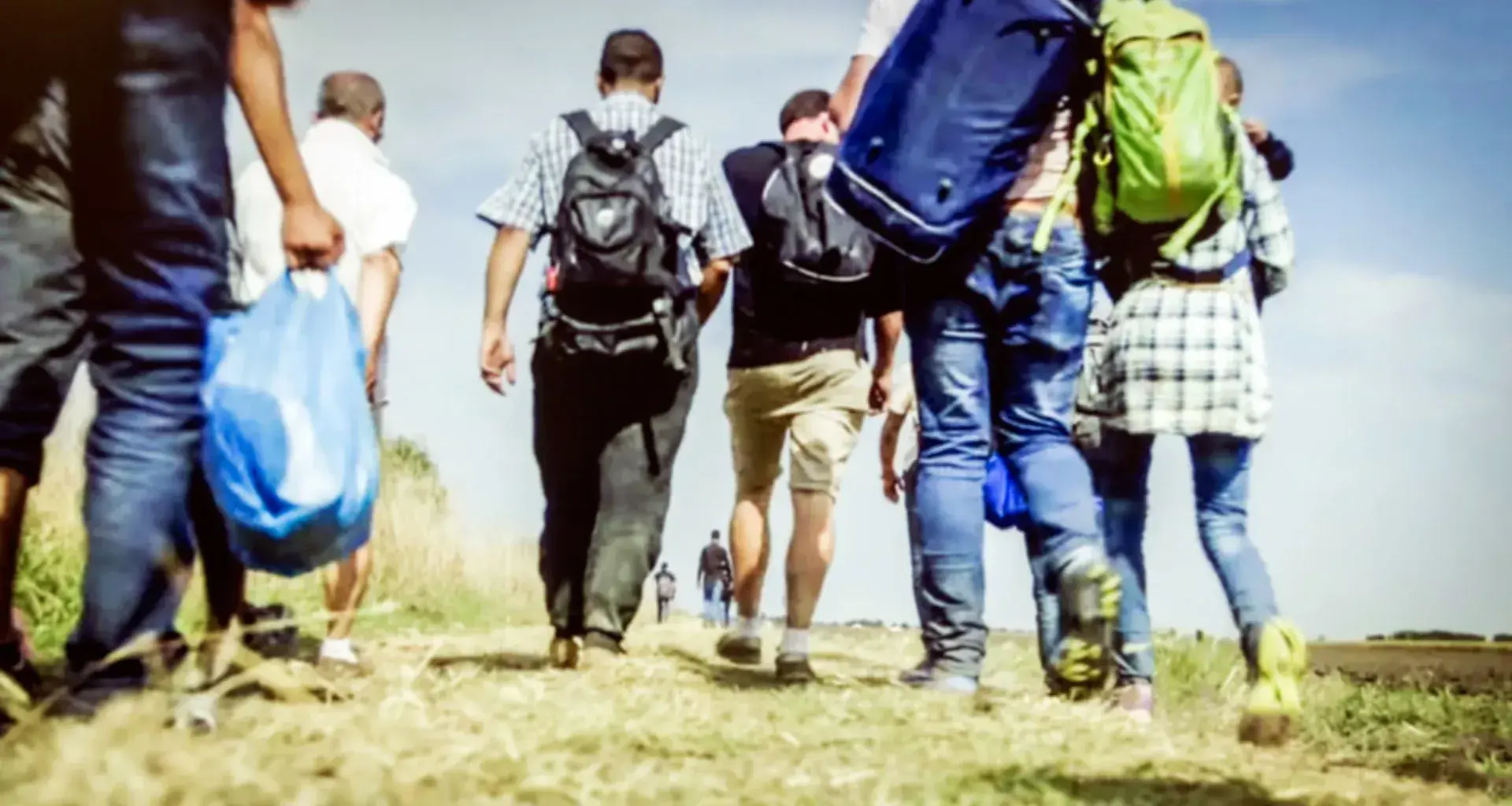 personas migrantes caminando 