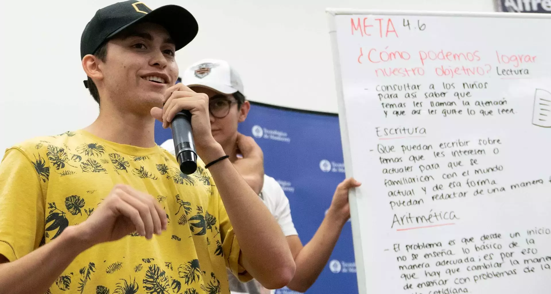 Joven presentando propuesta de la meta asignada