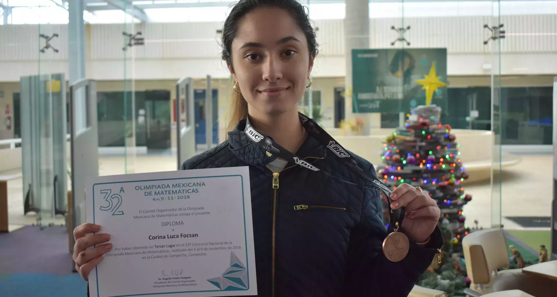 Corina con la medalla de bronce y diploma de la competencia