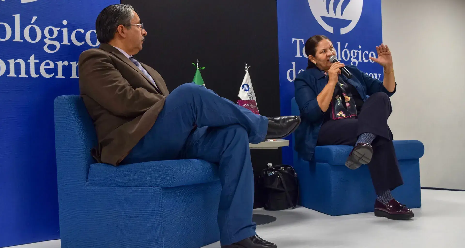 Doctora Ana Meraz y Licenciado Oscar Fidel Gonzales presentando el libro
