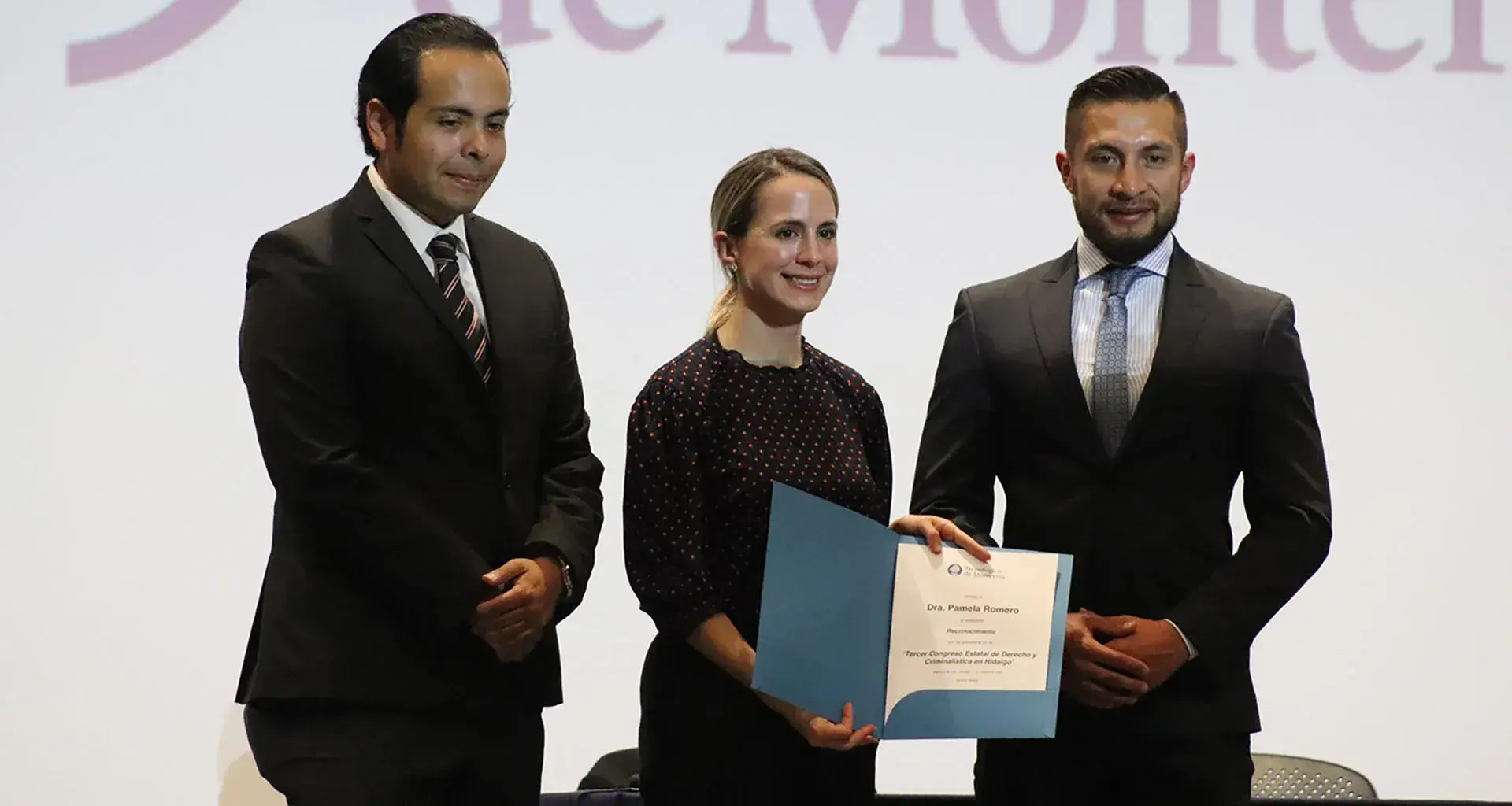 Dra. Pamela Romero recibiendo su reconocimiento de participación