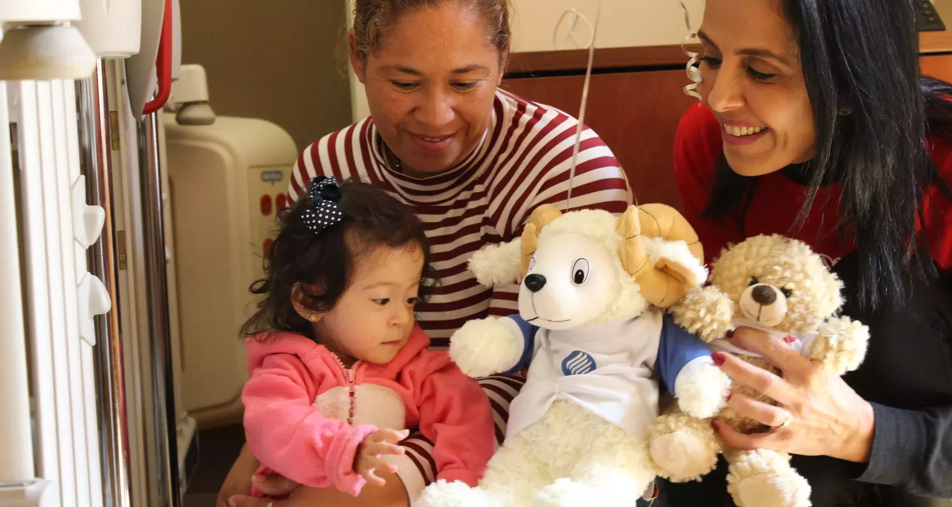 entrega de regalos a pacientes Corazones Invencibles