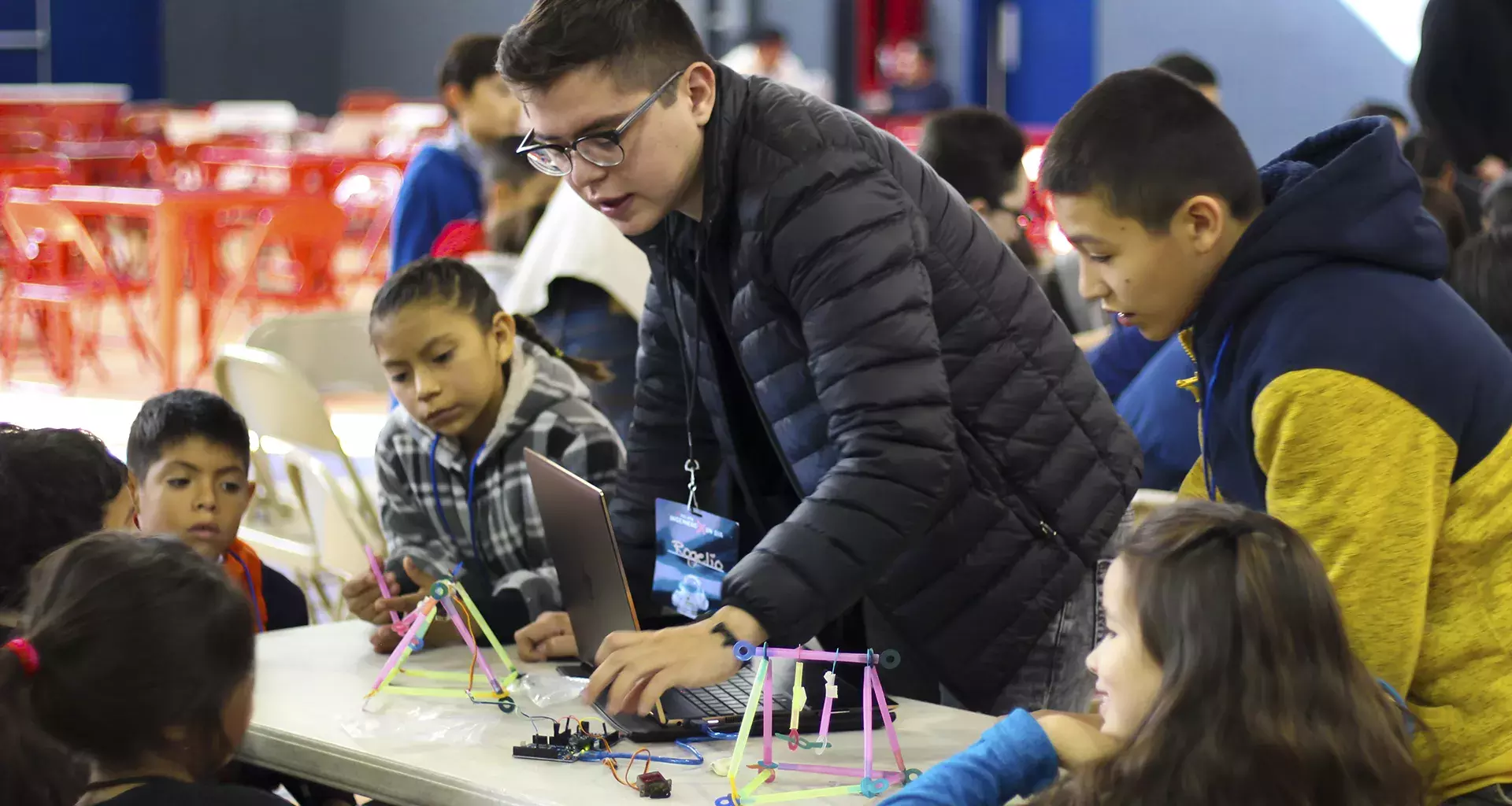 niños disfrutando ser ingenieros por un día