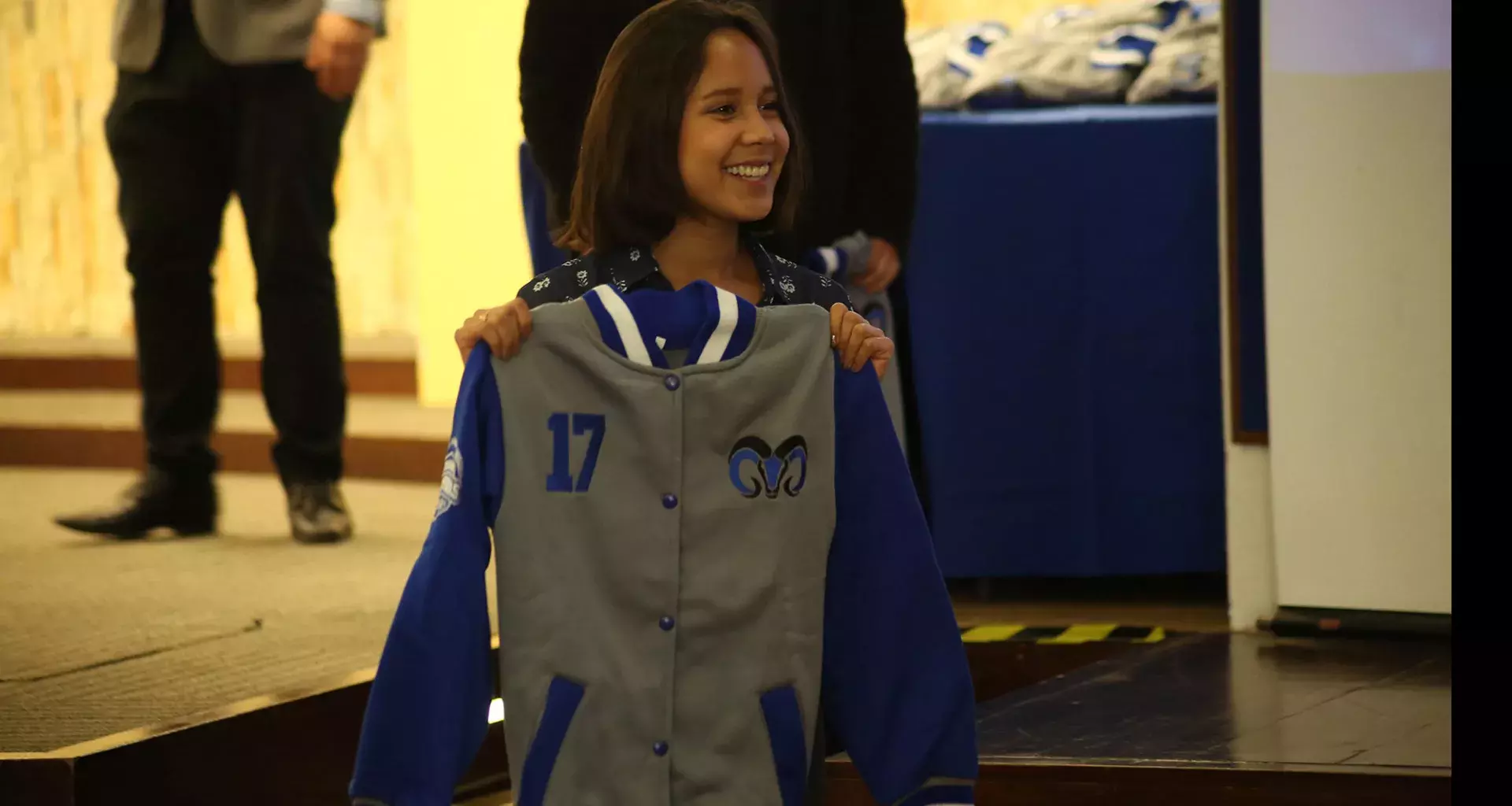 Estudiante recibiendo la chamarra de reconocimiento