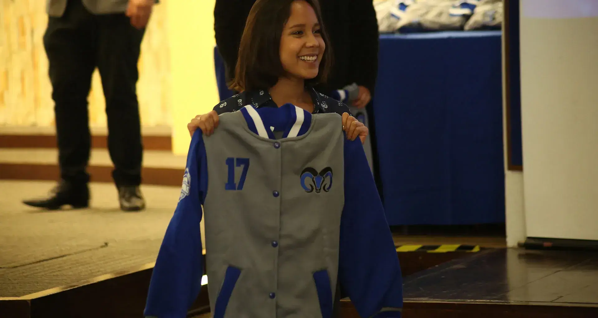 Estudiante recibiendo la chamarra de reconocimiento