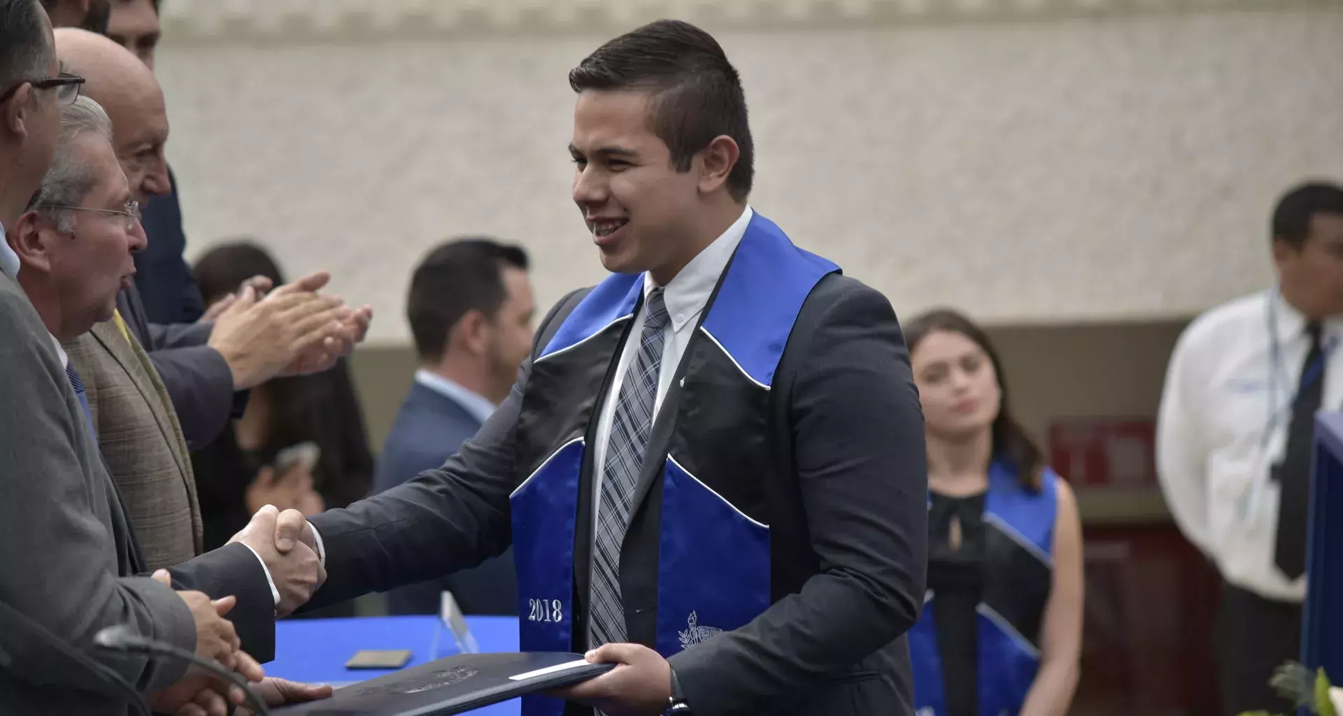 Se gradúa líder de mañana de Morelia con mejor promedio de generación