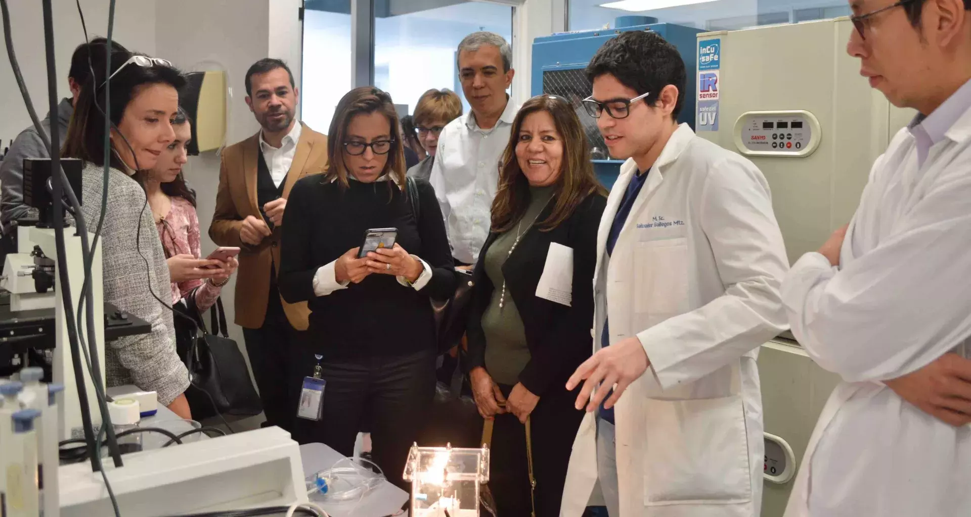 Comitiva de GE Healthcare en el Centro de Biotecnología Femsa