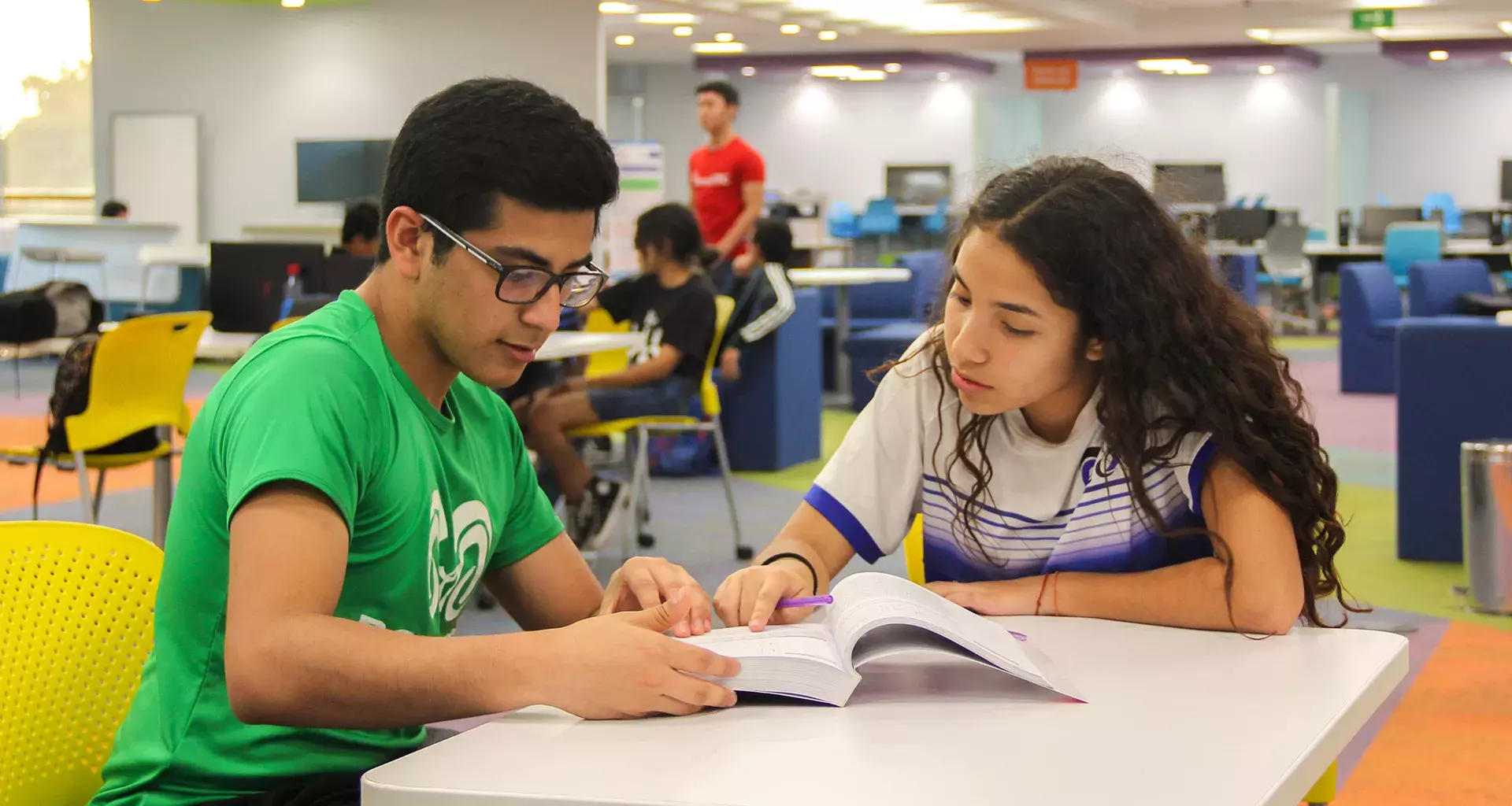 dos alumnos estudiando en Learning Commons