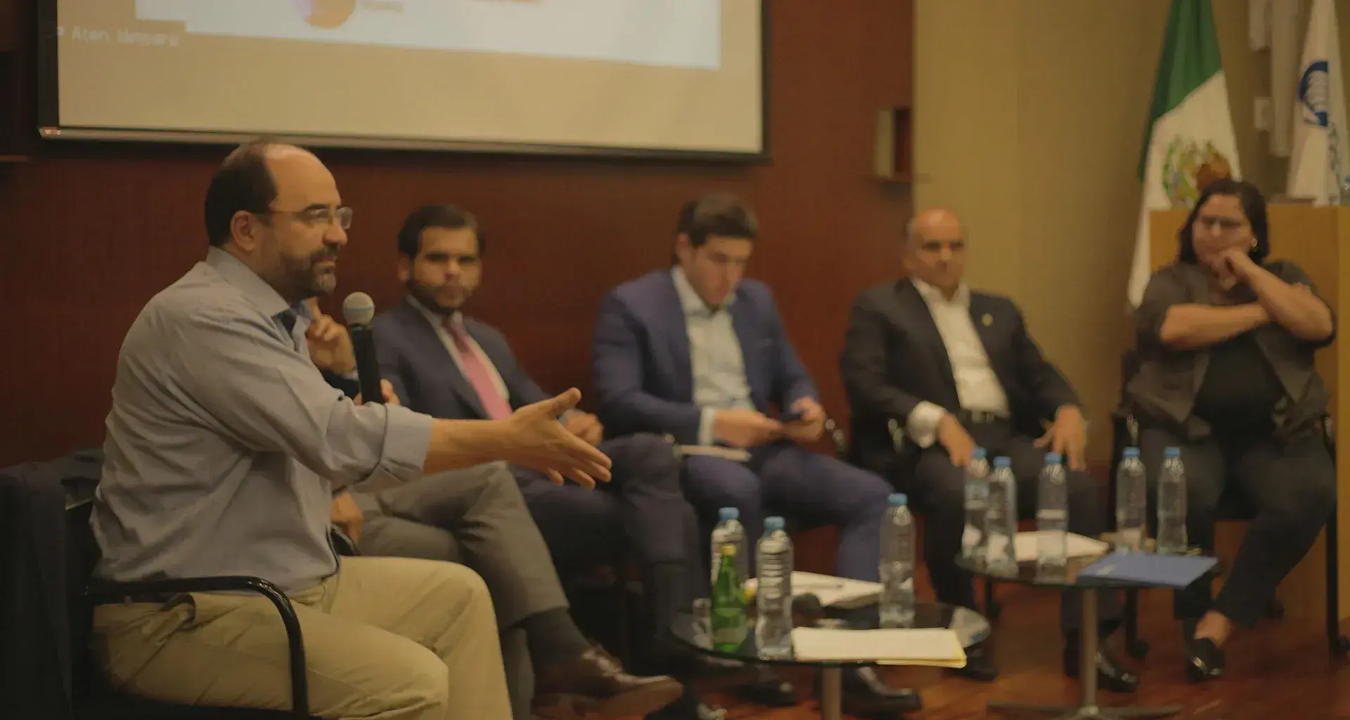 Senadores een debate en campus Santa Fe