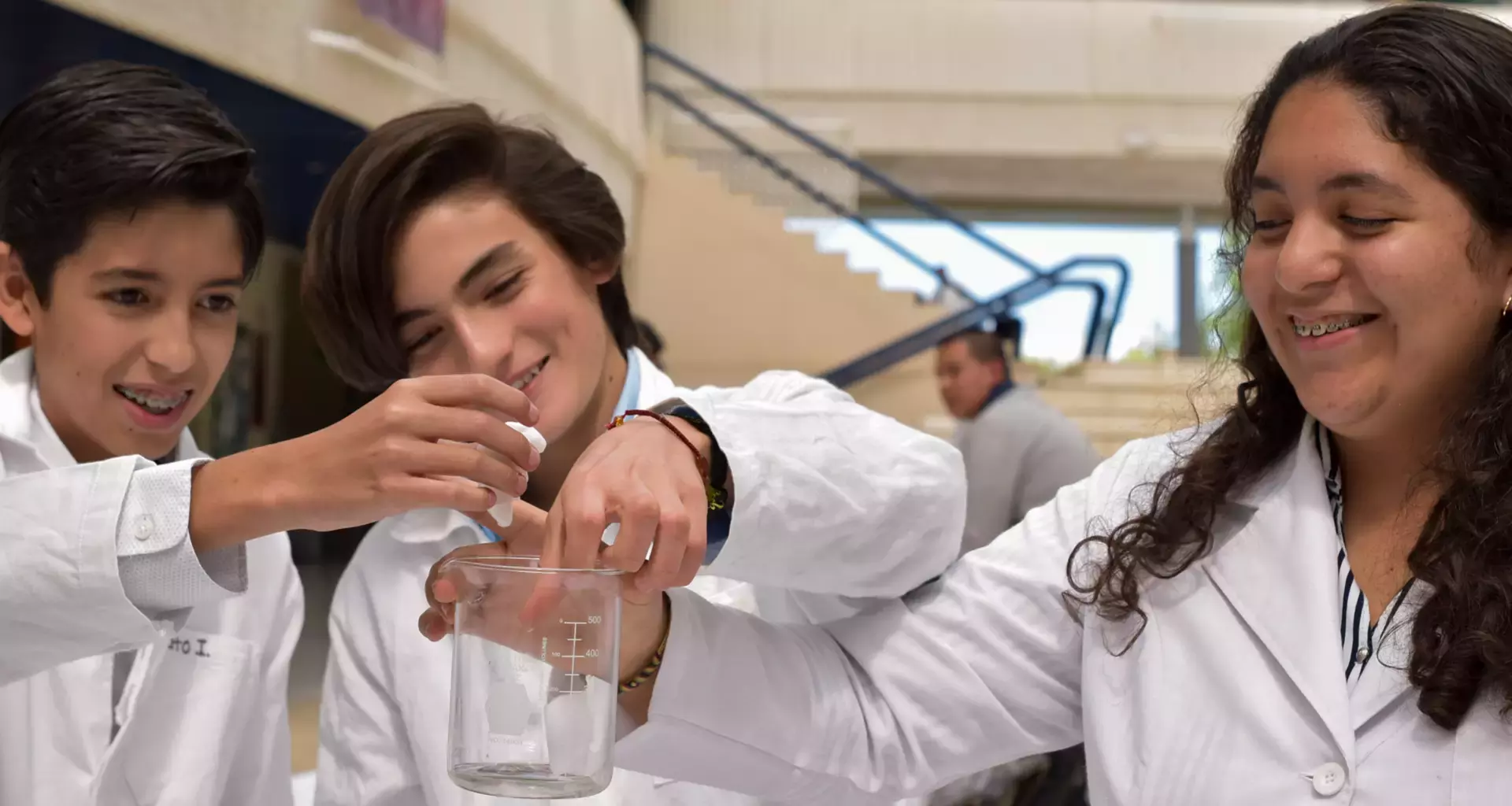 Alumnos mexicanos de secundaria con prótesis a base de unicel