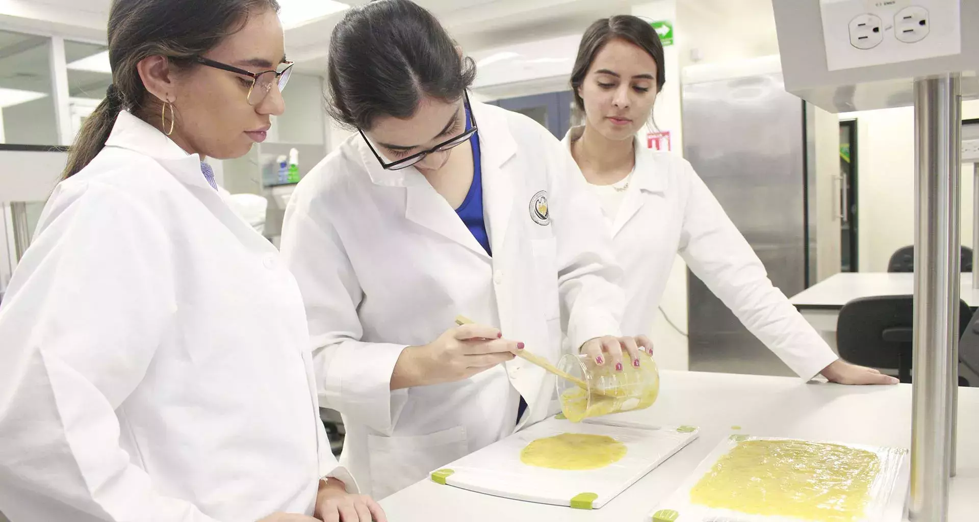 Estudiantes con bioplástico de mango