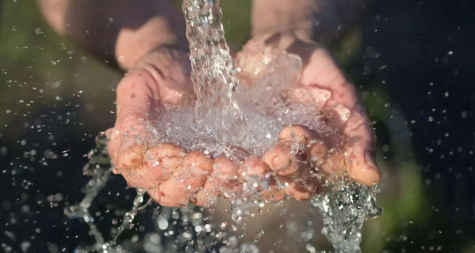 agua cayendo en manos