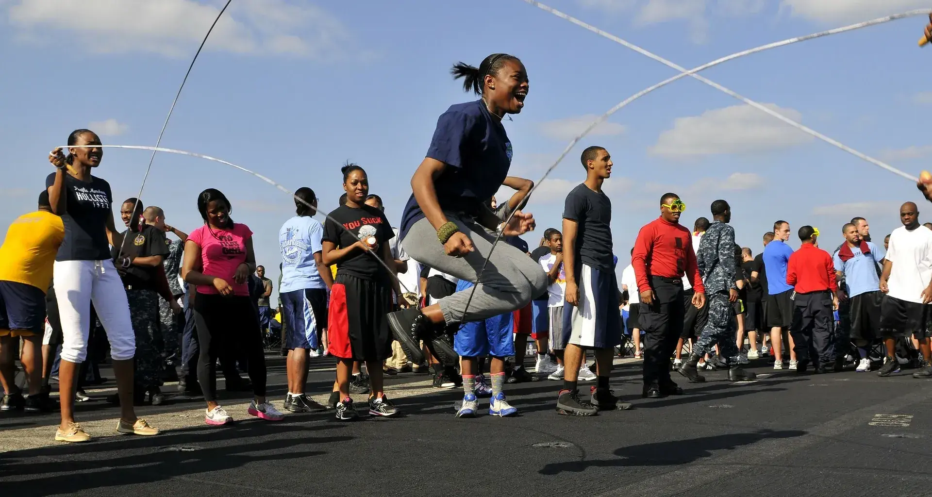 Niñas saltando cuerda activación física