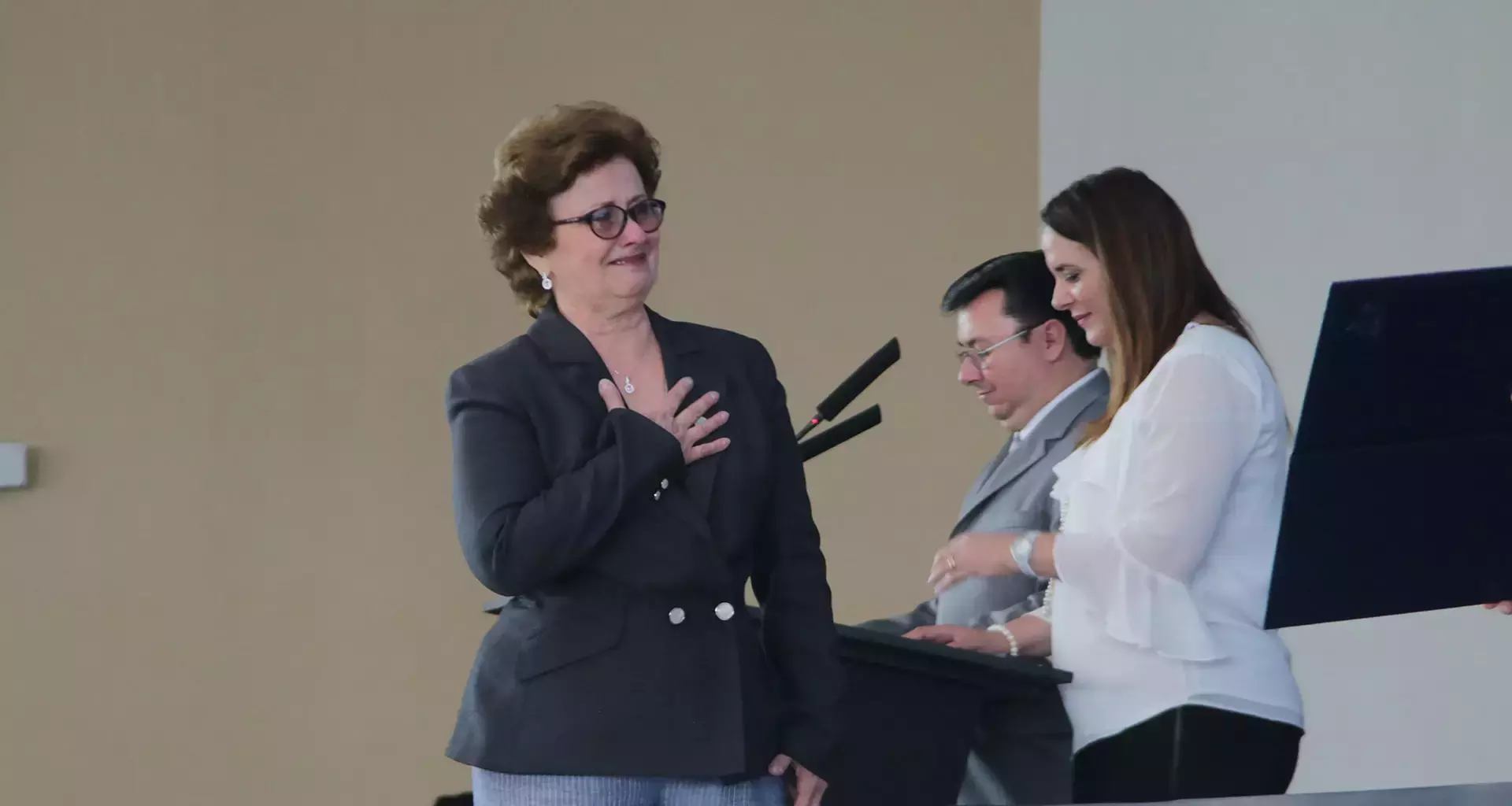 Profesora recibiendo reconocimiento