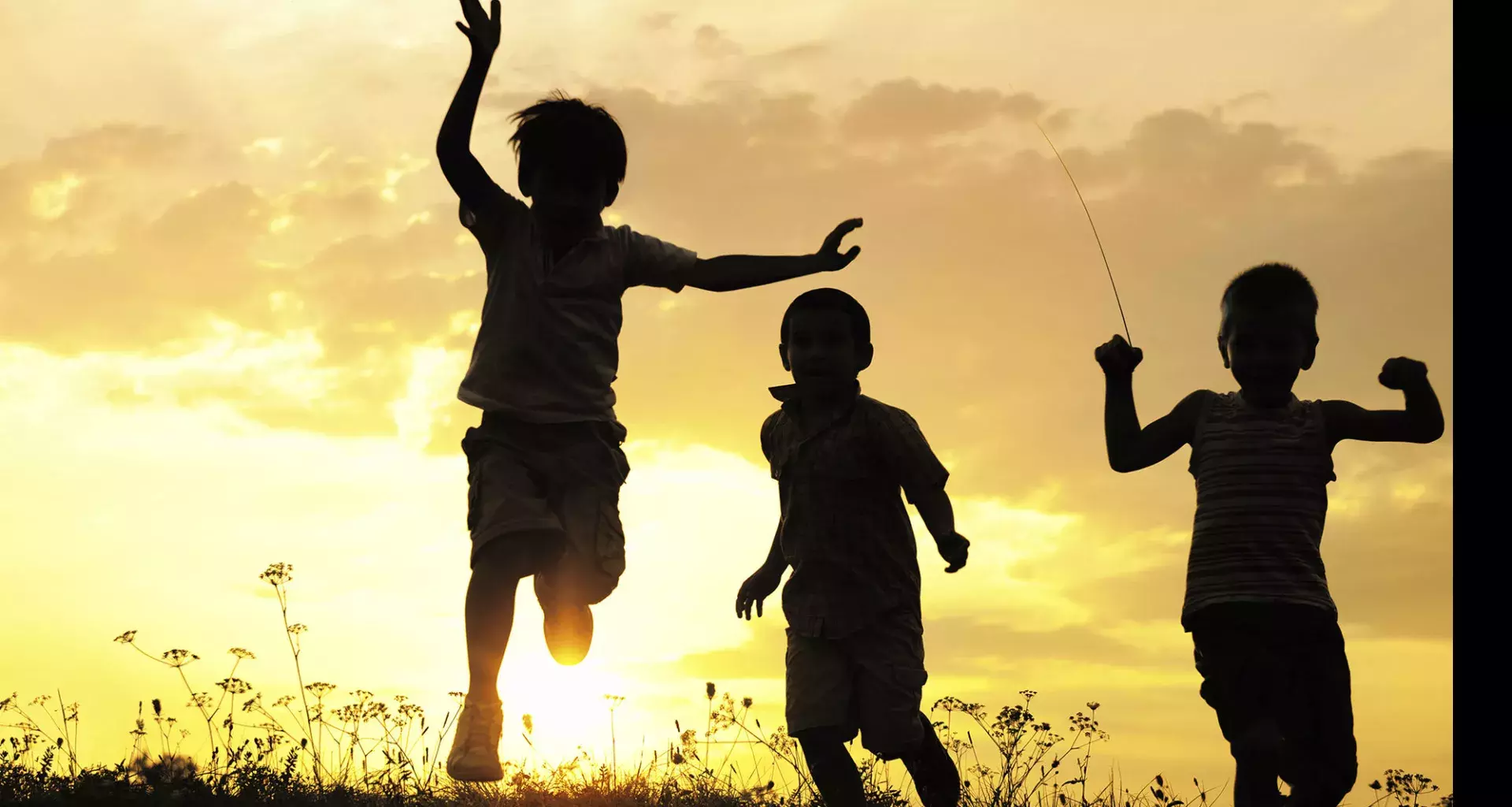 Niños jugando con un papalote