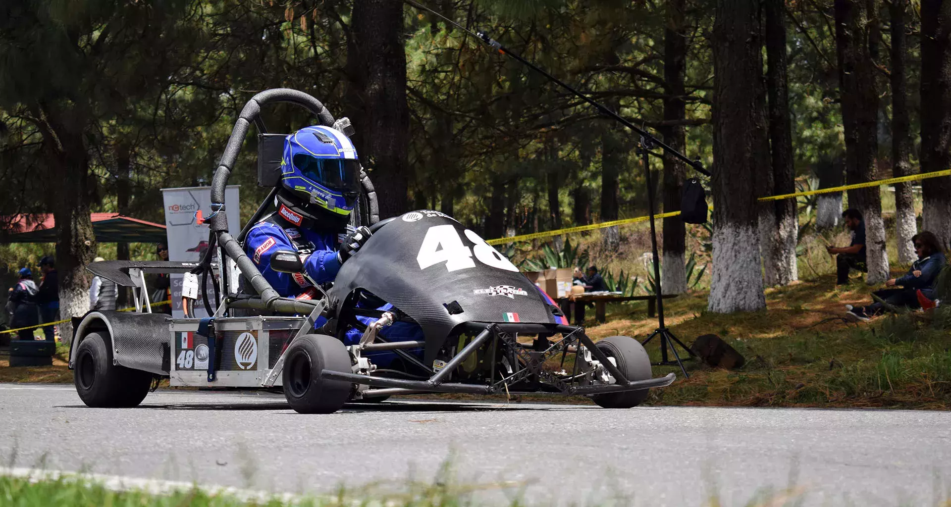 Jóvenes del Tec arman coche eléctrico