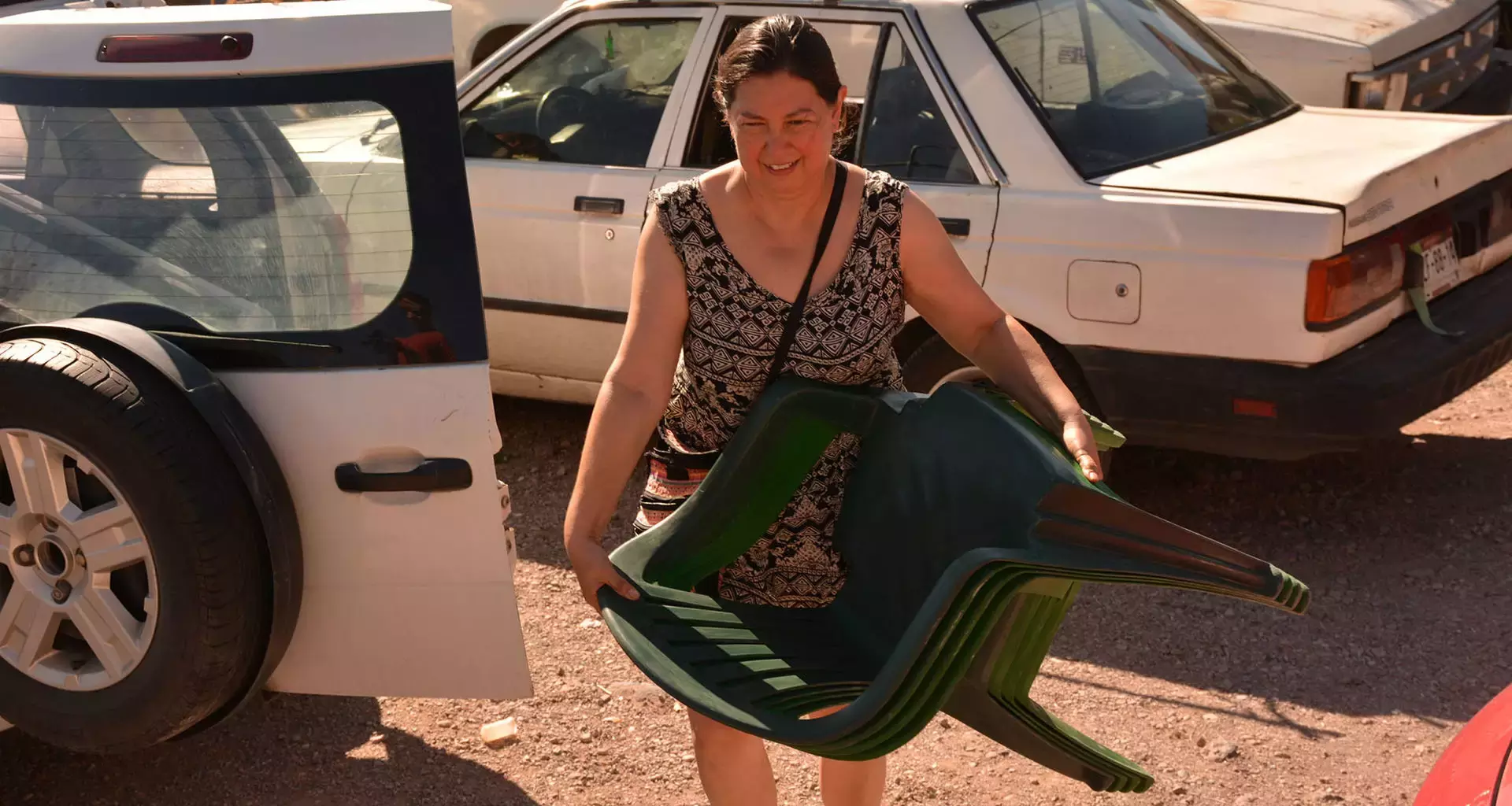 La maestra acomodando el bazar