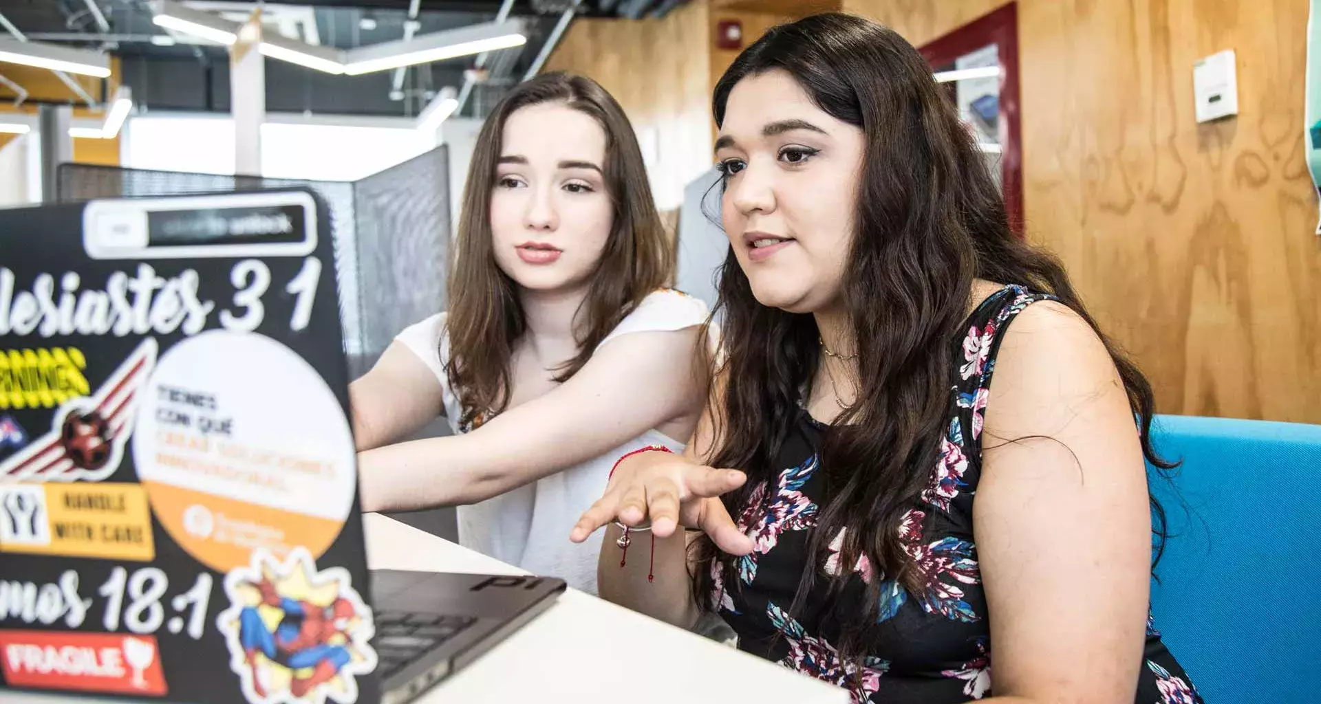 Jennifer Paz y Carol Orozco, alumnas del Tecnológico de Monterrey