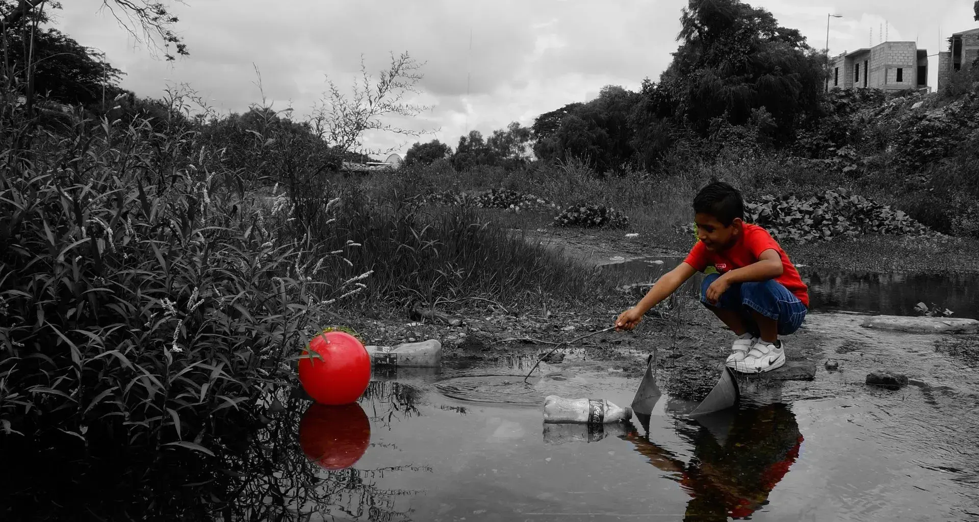 Agua contaminada nino sucio 