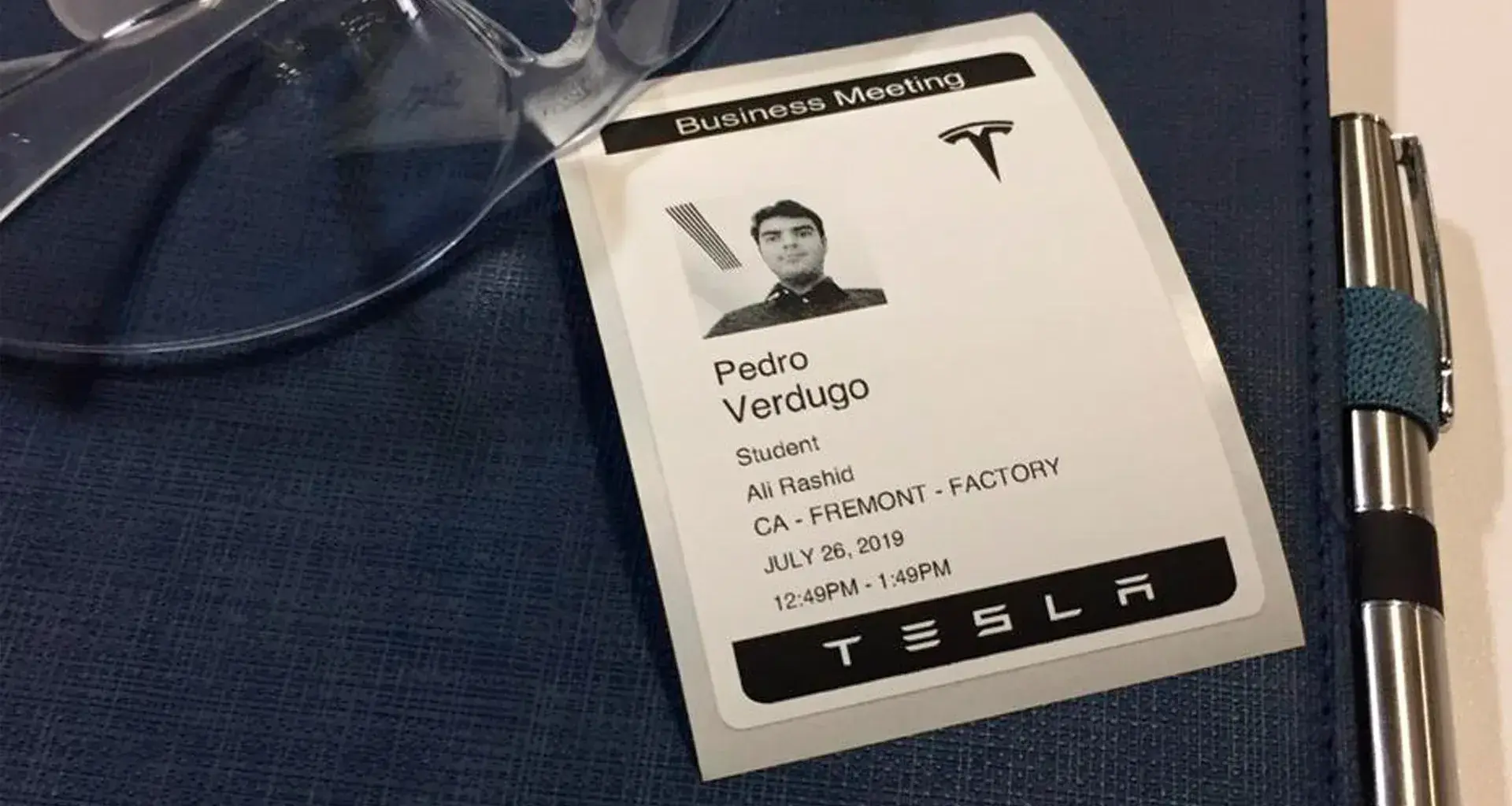 Gafete de Pedro Verdugo durante su visita a Tesla