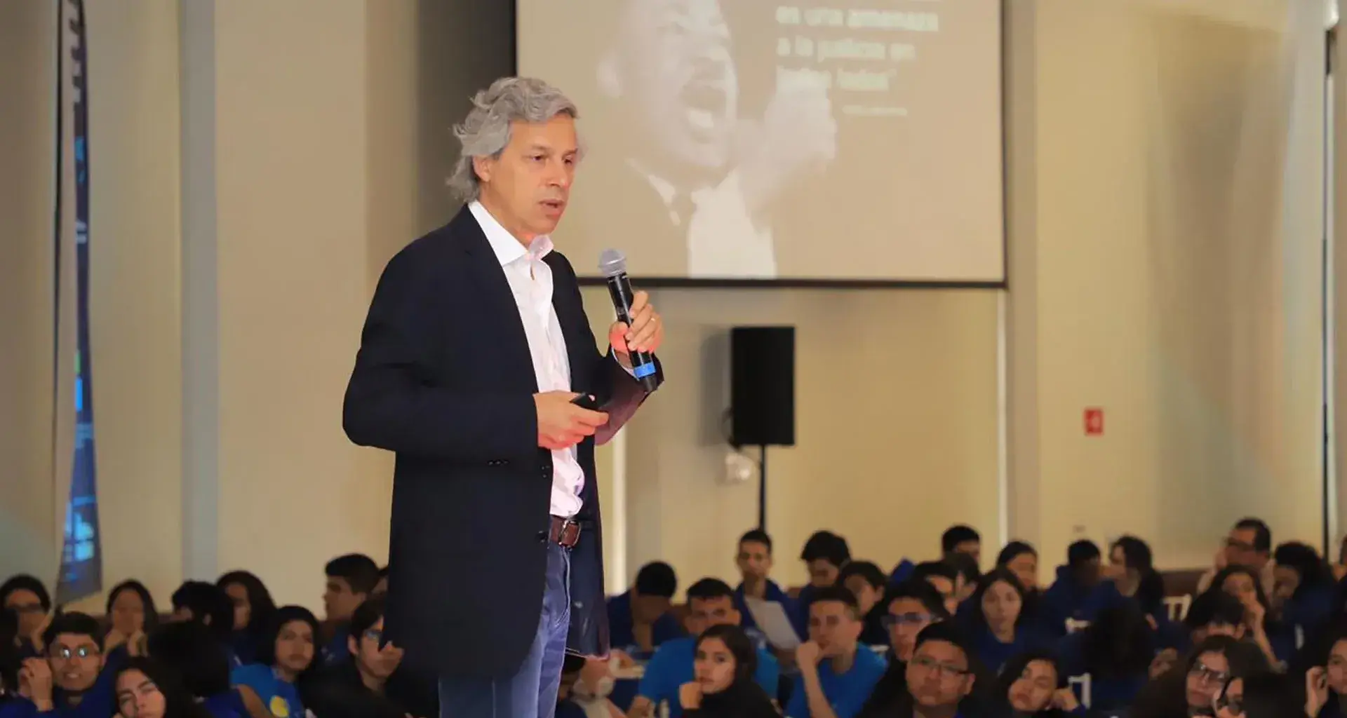 Claudio X dando conferencia