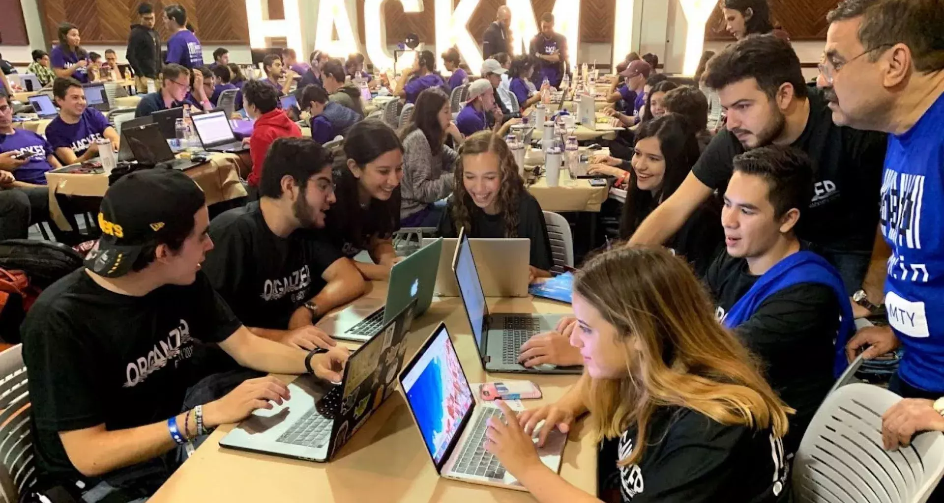 Jóvenes liberan su talento innovador en el HACK MTY 2019 