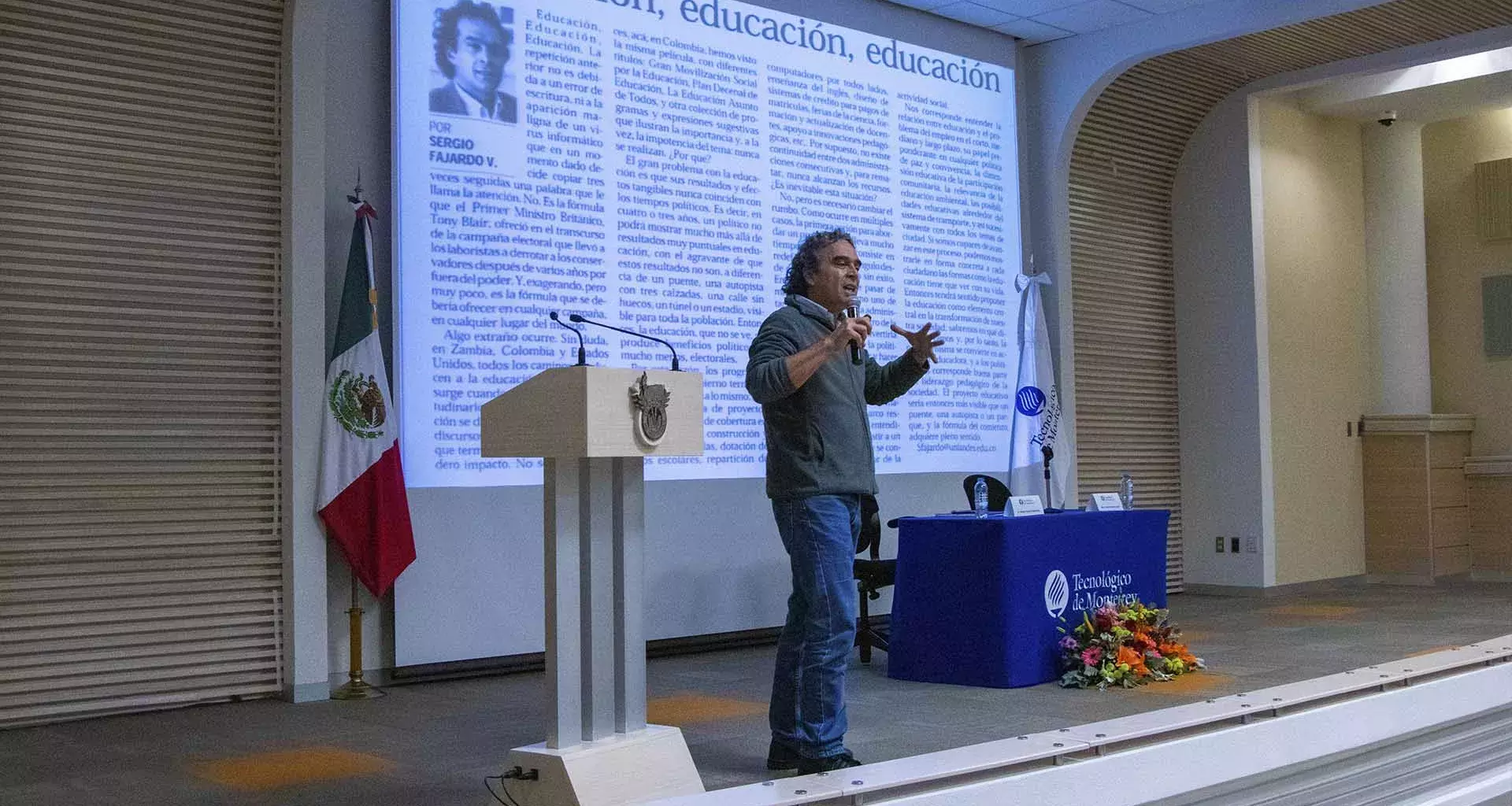 Sergio Fajardo en charla con los estudiantes del Tec de Monterrey campus Toluca