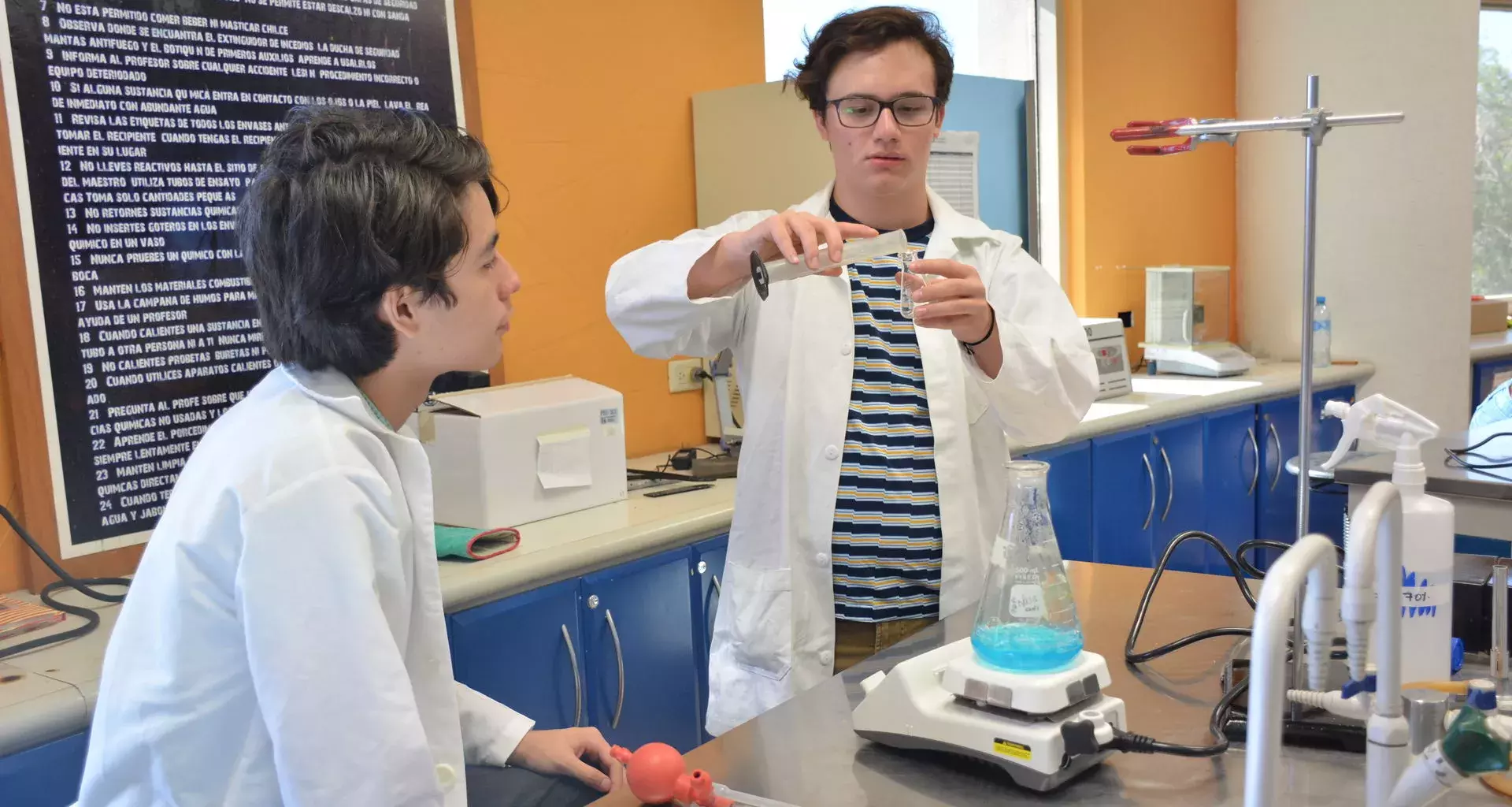 Alumnos del tópico de Jurassic Lab experimentando en el laboratorio.