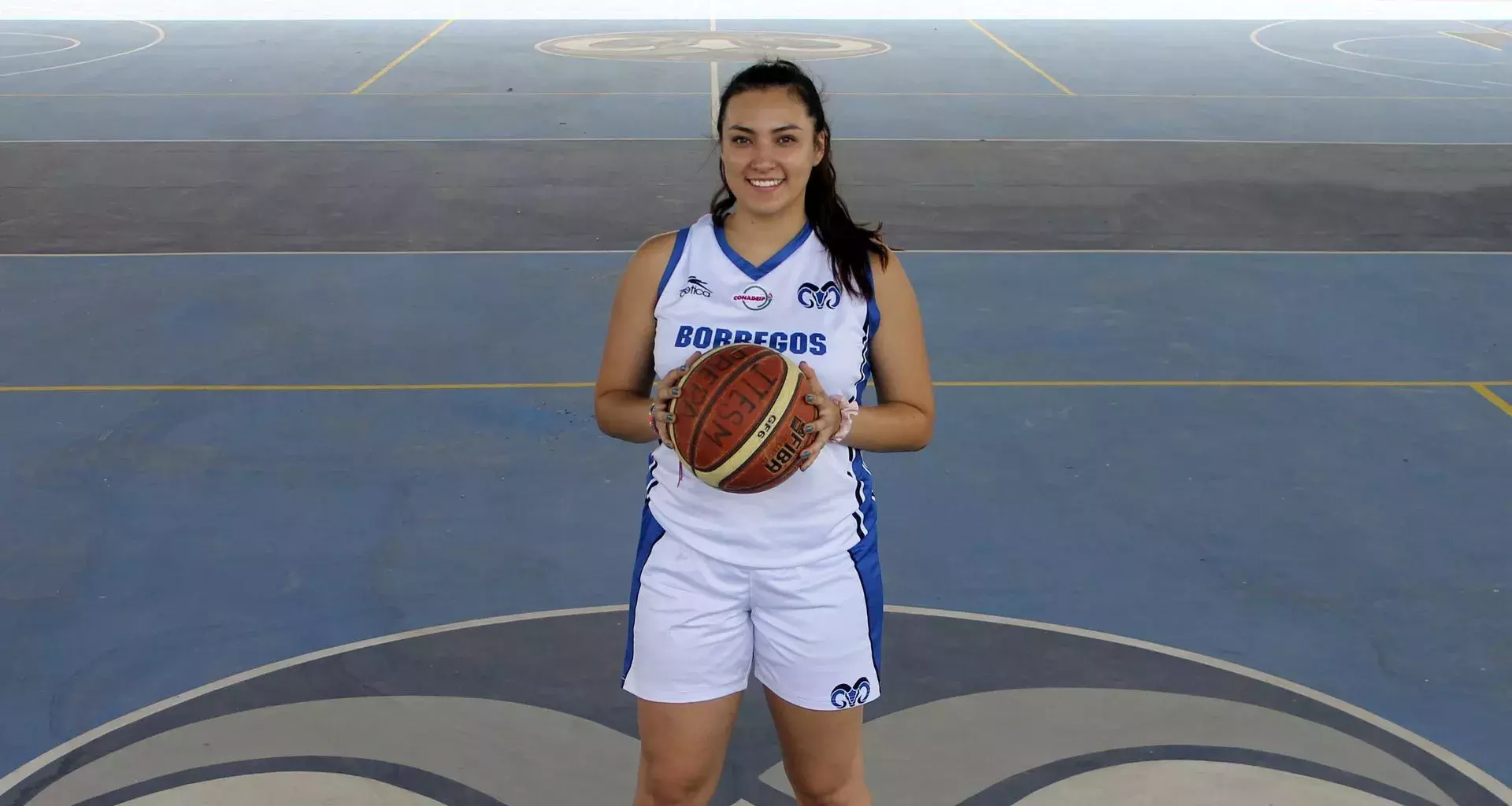 Andrea en las canchas de basquetbol