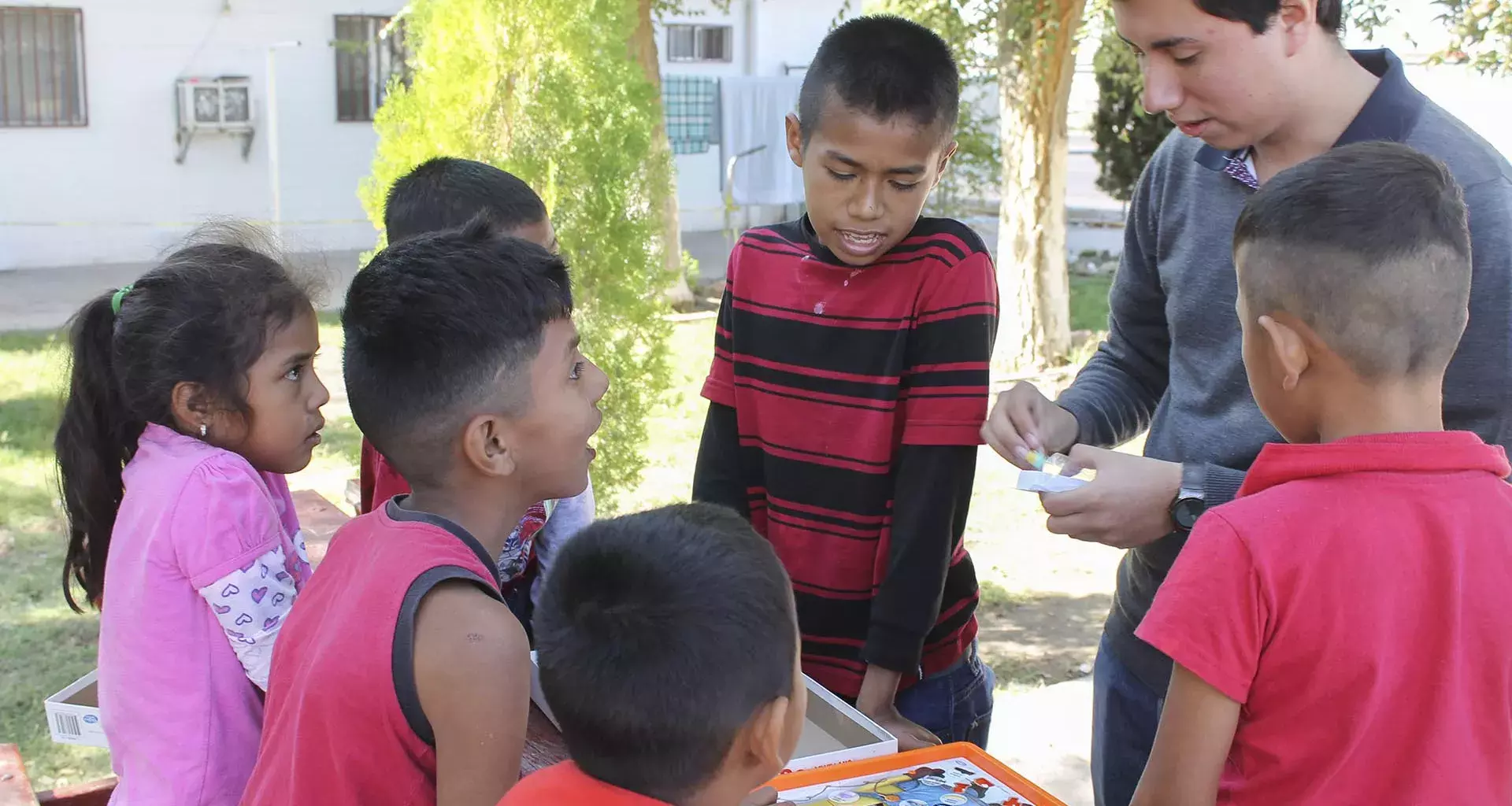 alumnos y niños en la Casa del Migrante