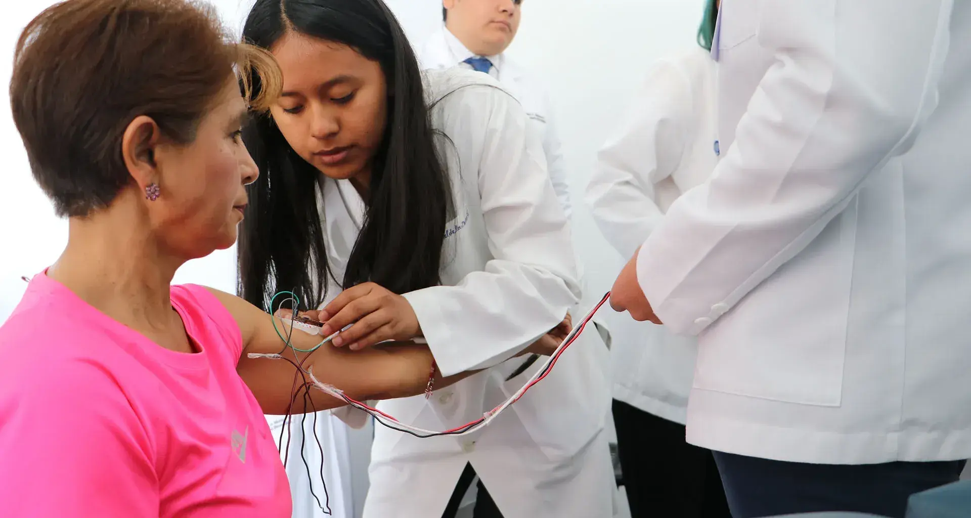 Estudiante de Medicina brindando atención médica