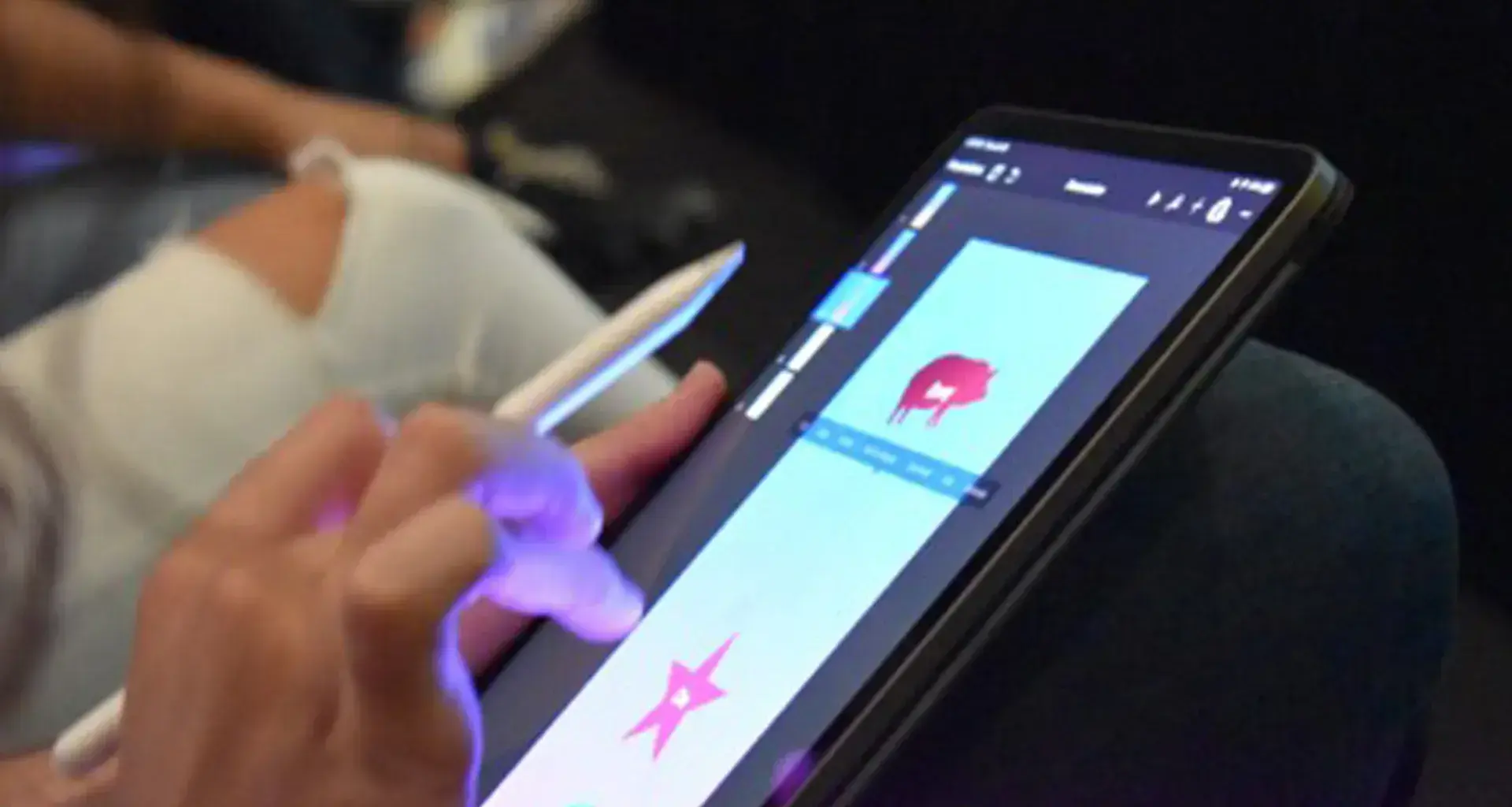 cesar probando prototipo de la app en una tableta