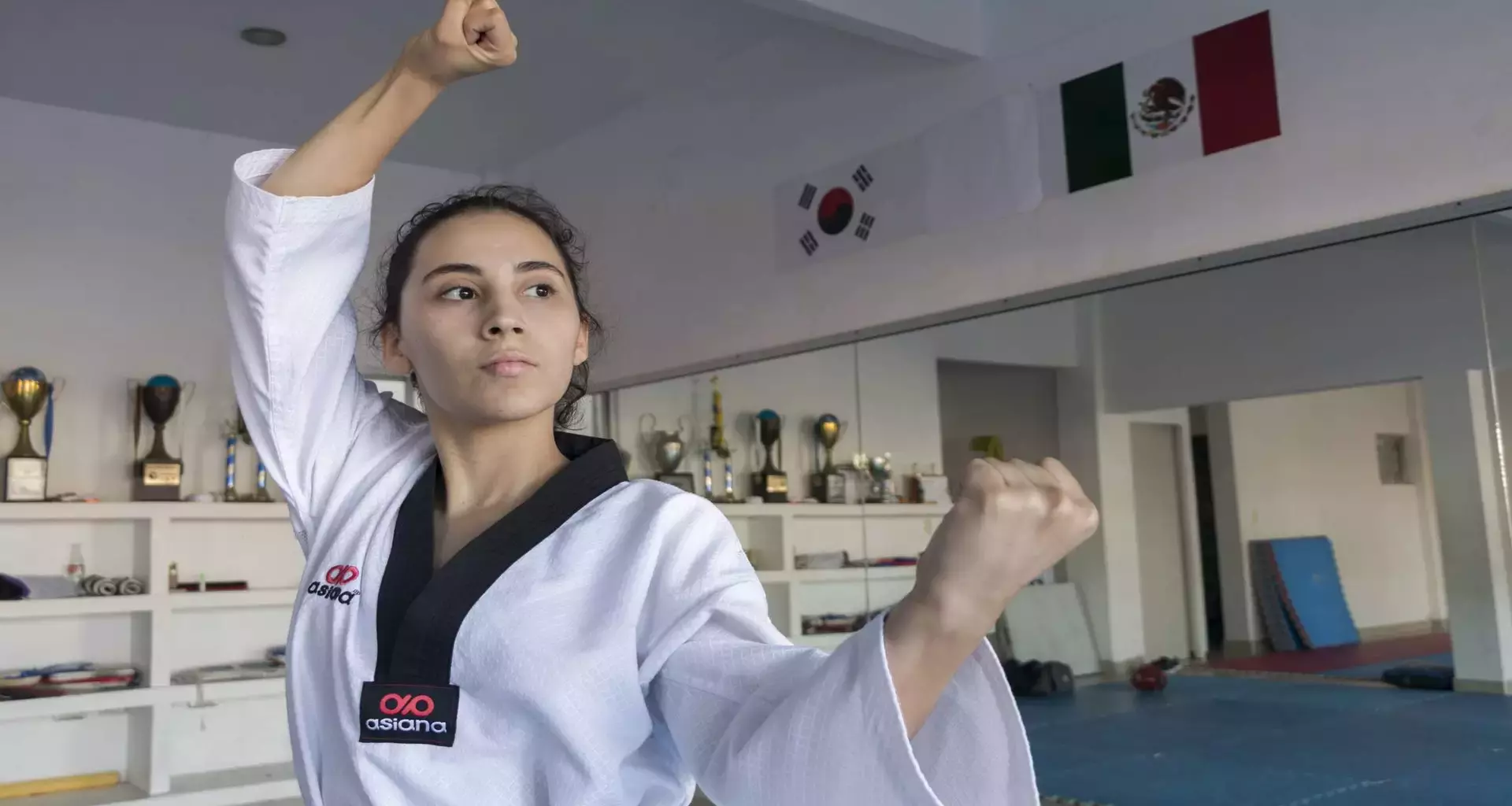 Estefany Ureta practicando taekwondo en la academia donde entrena