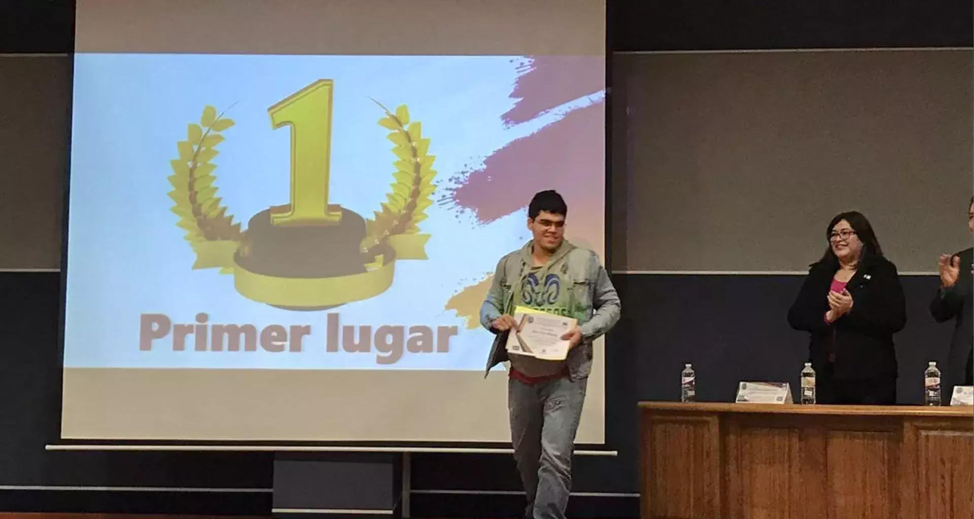 Gabriel Cueto recibiendo premio de primer lugar. 