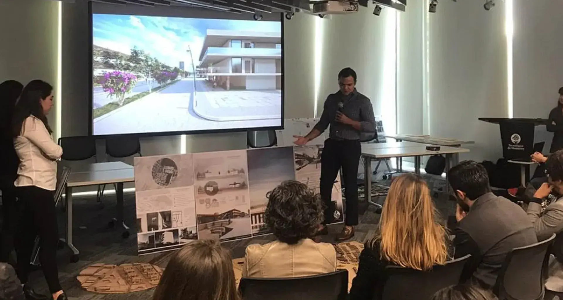 Alumnos de arquitectura, presentando el proyecto a INFONAVIT