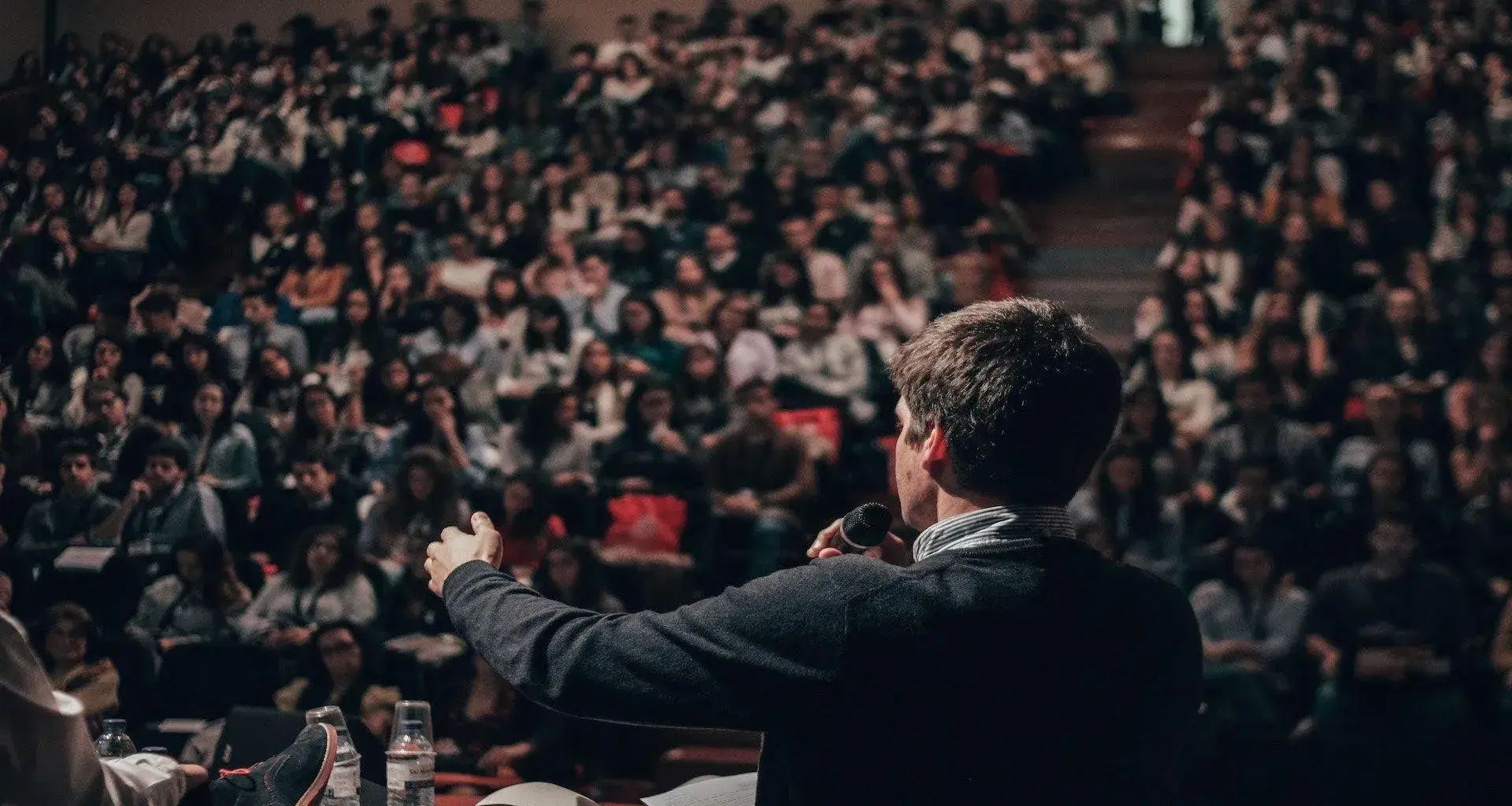 Alumno debatiendo enfrente de la multitud