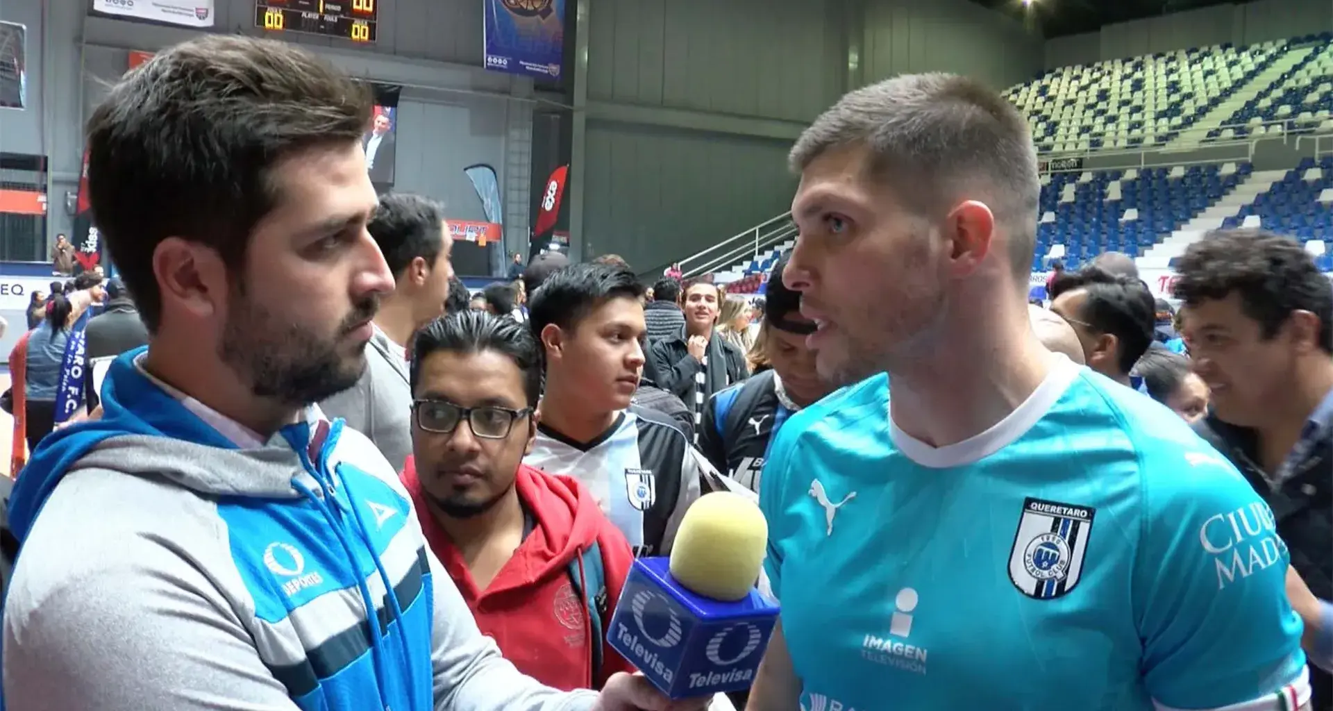 Joven mexicano entrevistando a portero de Gallos Blancos