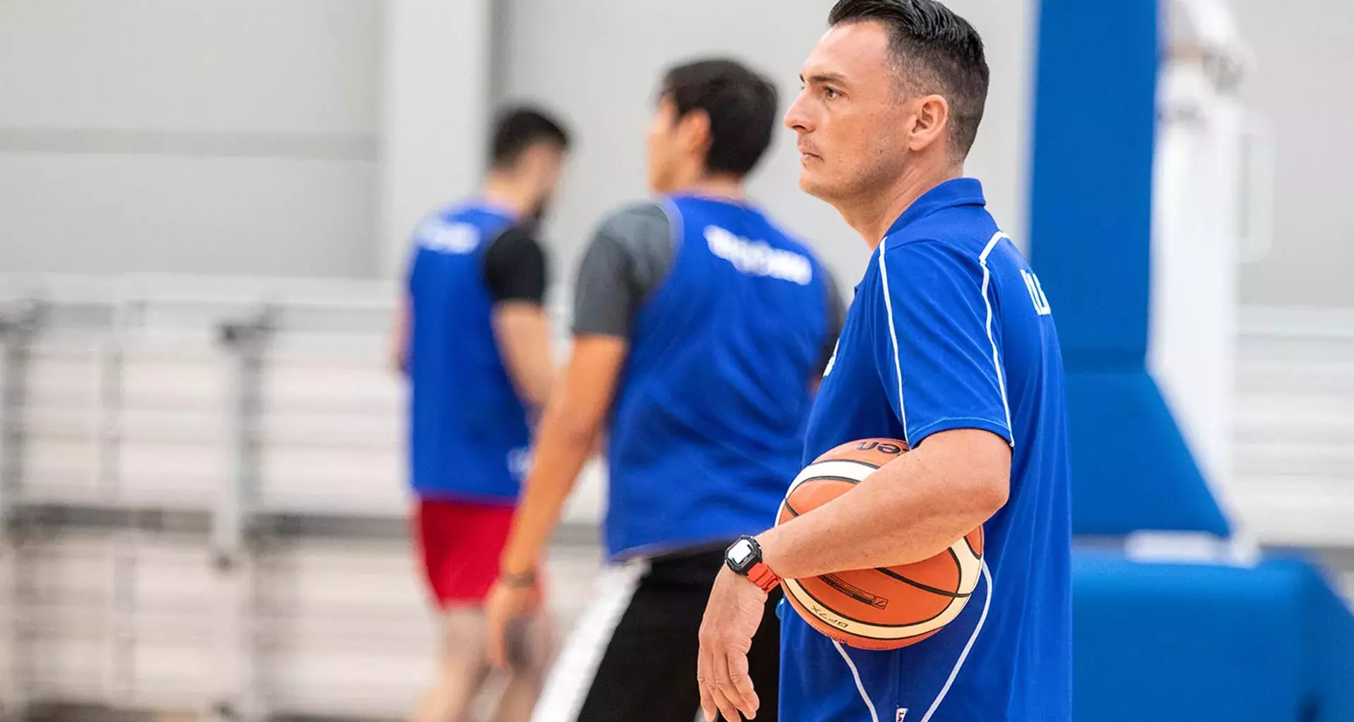 Sergio Molina dirigiendo entrenamiento de Borregos Hidalgo