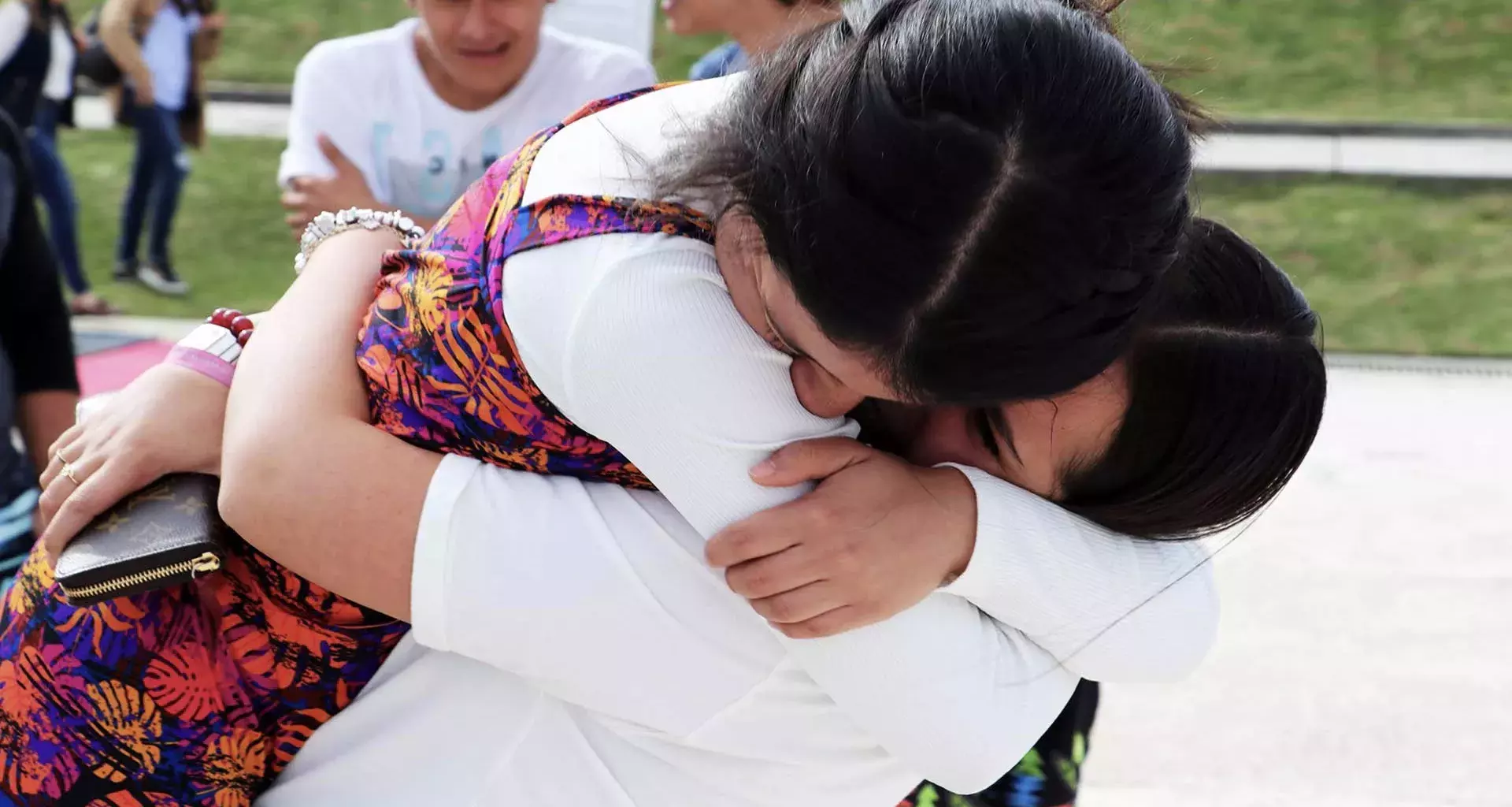 Alumnas de PrepaTec abrazándose emotivamente en Día Tec.