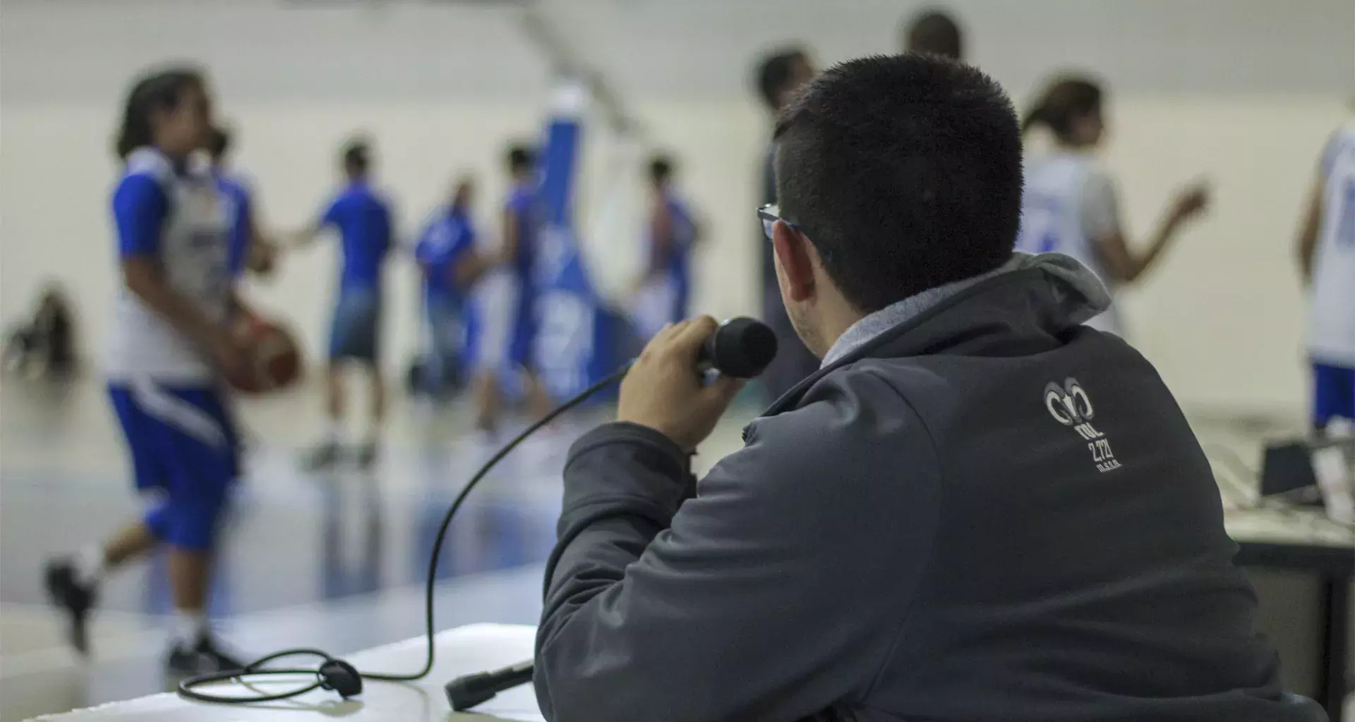 Alfonso Morales narrando partido de baloncesto en el Tec de Monterrey, campus Toluca