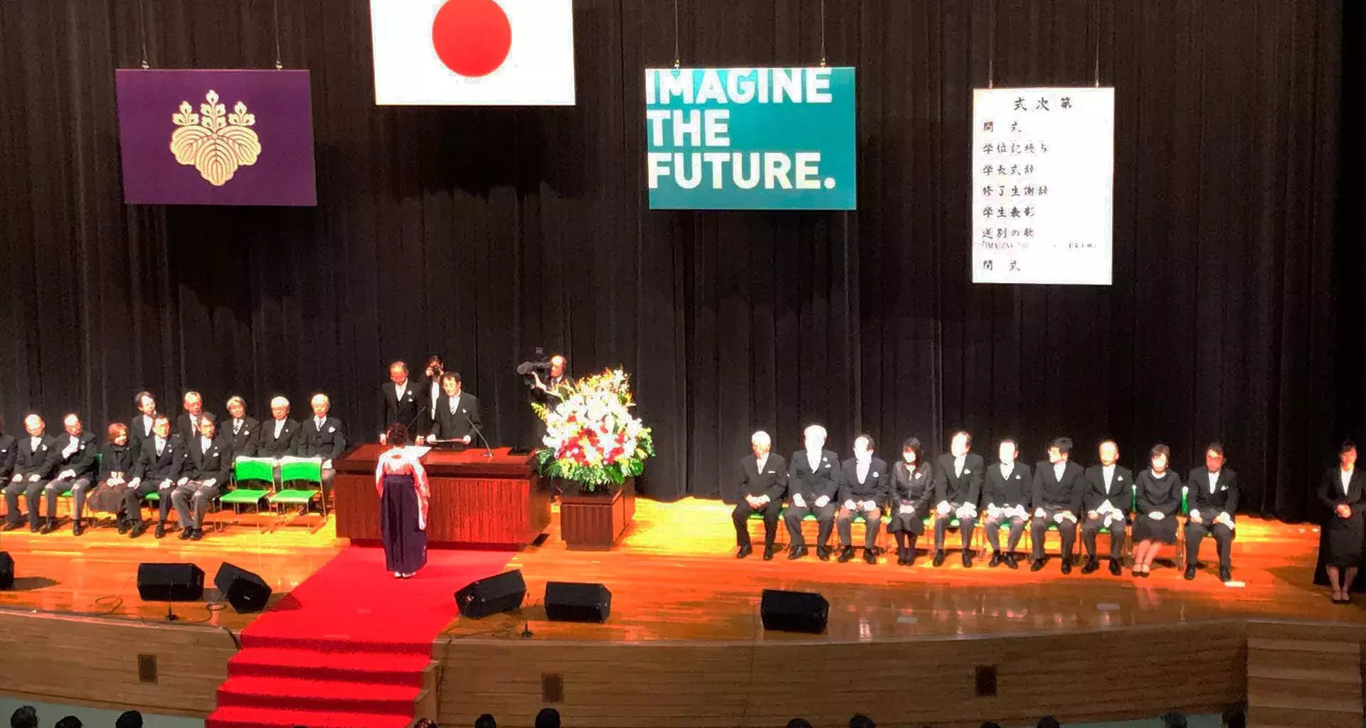 Monica Perusquía recibiendo grado doctoral en Japón