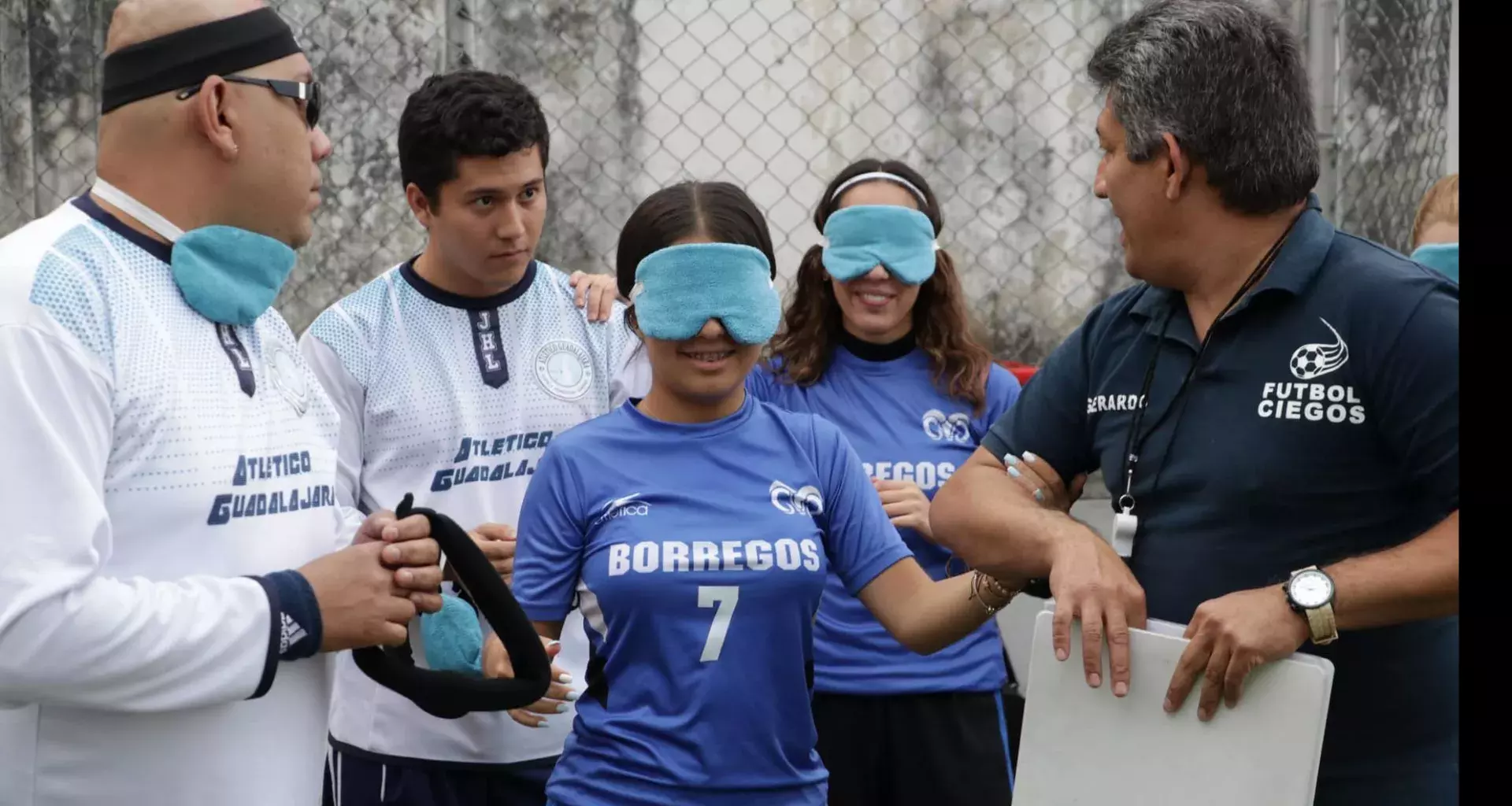 Partido de soccer entre Borregas de PrepaTec Santa Anita y Atlético Guadalajara Escuela de Futbol para Ciegos