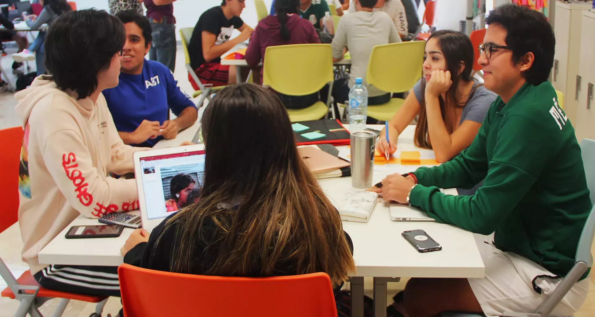 Alumnos de profesional del Tec Campus Tampico