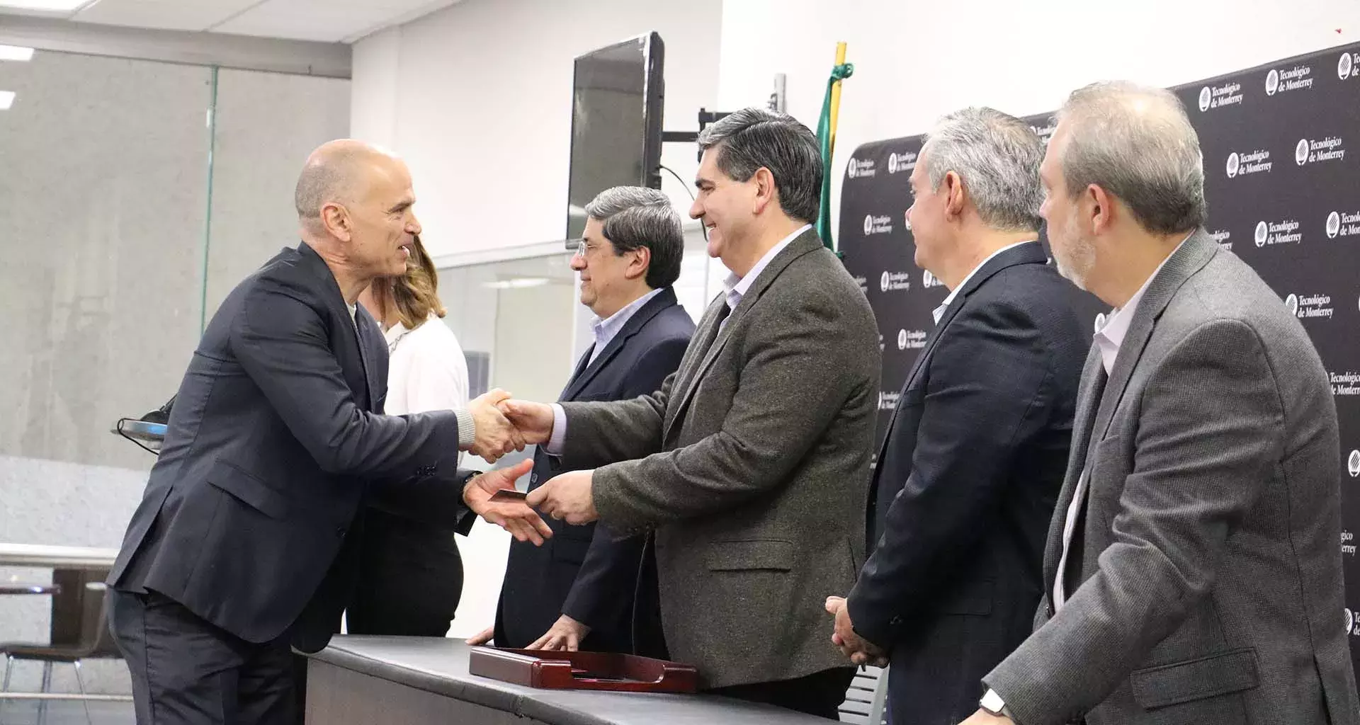 Reconocen su liderazgo y espíritu de servicio