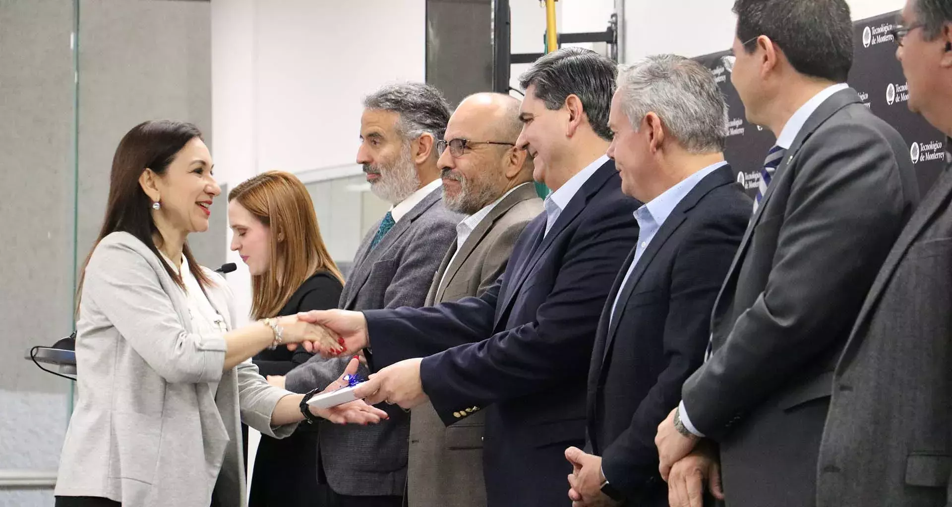 Distinguen a docentes en ceremonia de bienvenida