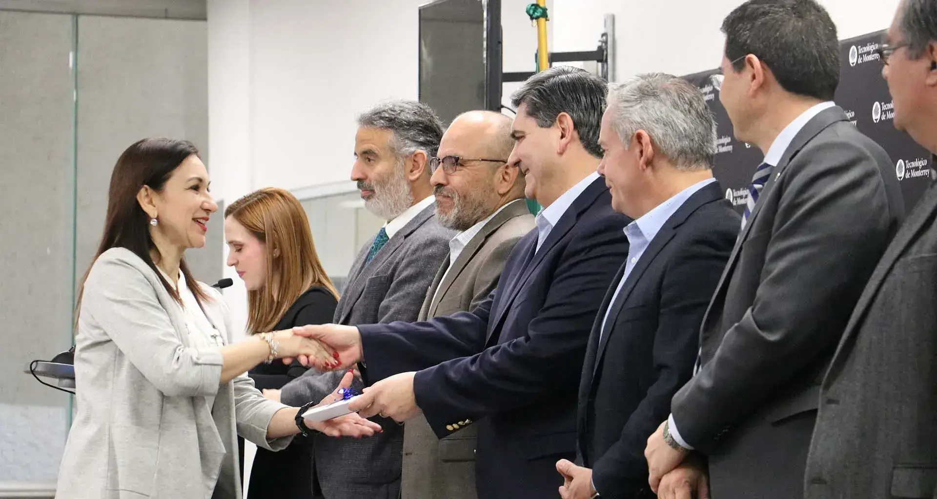 Distinguen a docentes en ceremonia de bienvenida